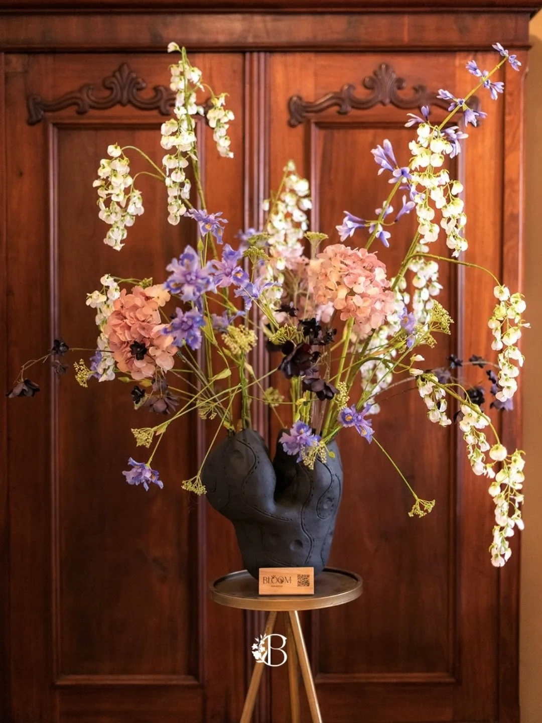 Where flowers become art. A playful composition of color, movement, and elegance.

beautifully arranged in a one-of-a-kind vase handcrafted by Peggy, an artist from Cura&ccedil;ao.