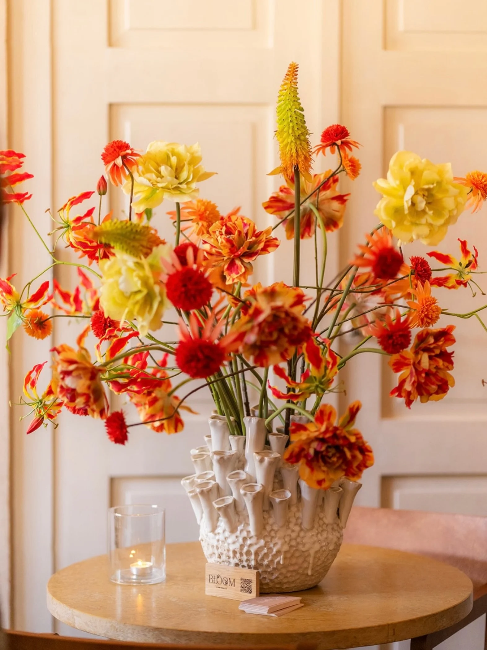 A little sunshine, forever in bloom. ☀️🌺🍊
Silk flowers, endless color.

#silkka #silkflowers #cura&ccedil;ao #styling #inspiration