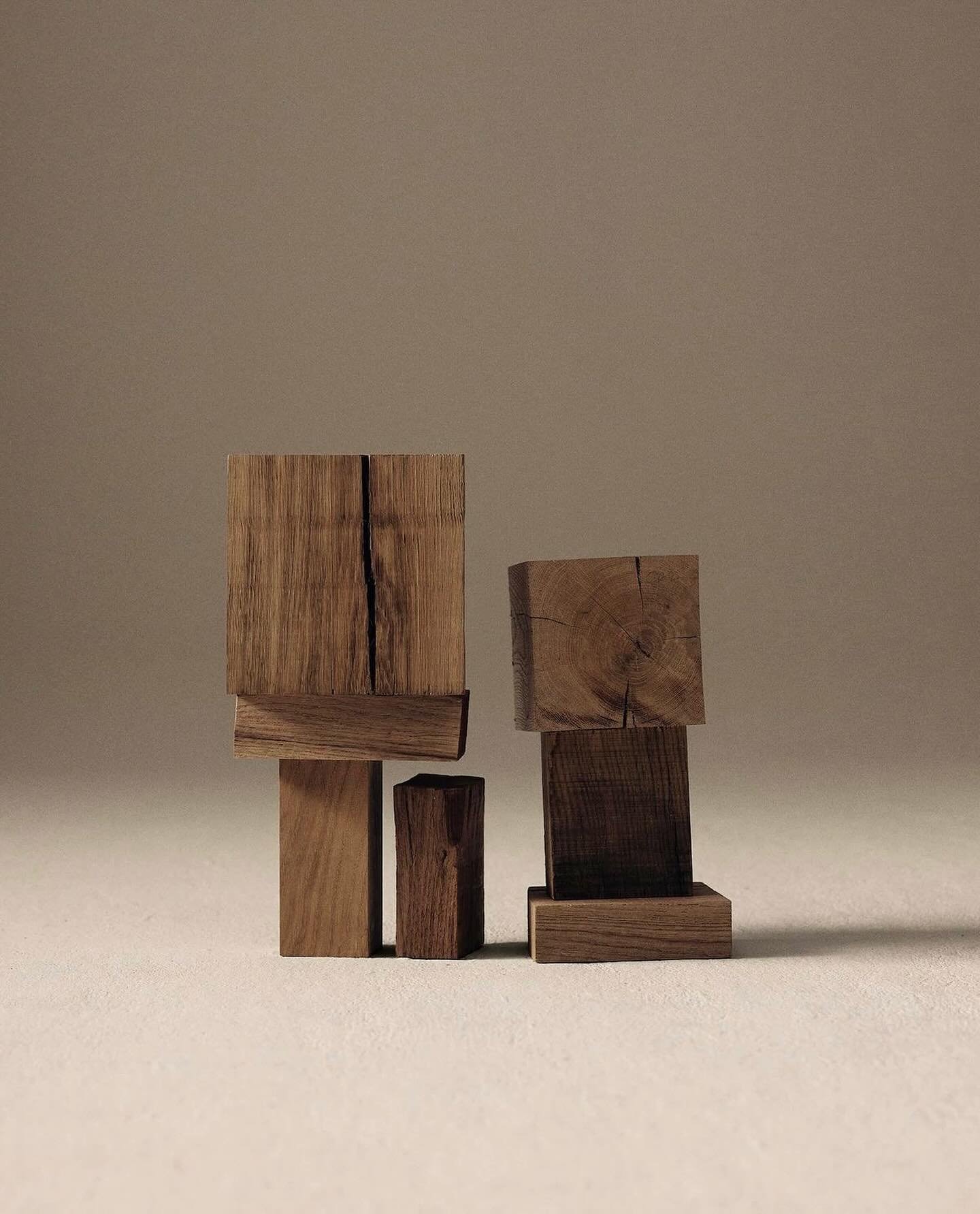 El roble es una madera resistente y duradera. Su veta &uacute;nica y tono c&aacute;lido no requieren tinte, envejeciendo con elegancia con el tiempo.