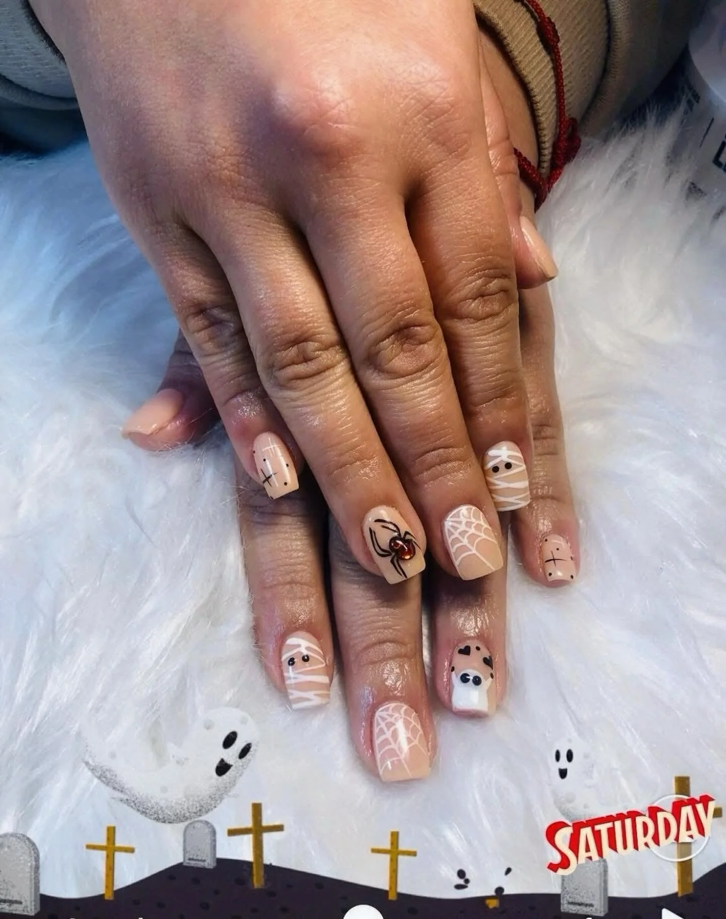 It&rsquo;s almost spooky szn 🖤 
#halloween #nails #melrose