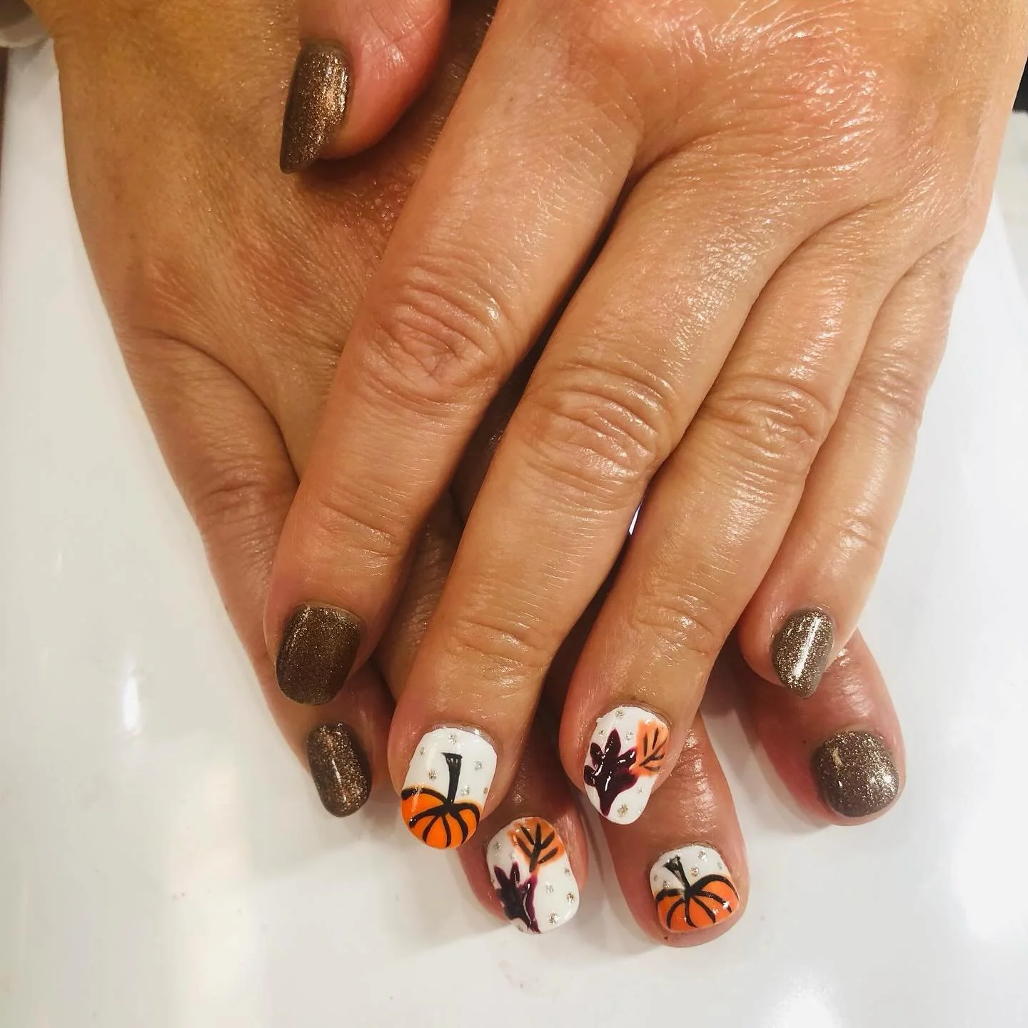 Pumpkins and leaves 🍂🍁😻

📍461 Main Street, Melrose MA
☎️ 781 662 0748

Hand painted nail art 💕🫶

#MelroseSalon #MelroseMA #NailArt #SalonLife #BeautyInMelrose #NailDesign #HairAndNails #PamperYourself #LocalSalon #MelroseBeauty #SelfCare #NailG