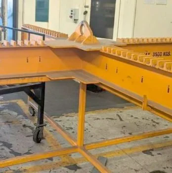 Mesa de trabajo industrial, de color amarillo, en un taller o fábrica.