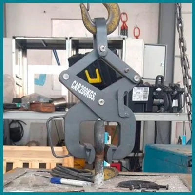 Gato de seguridad y un taladro en un taller de reparación de accesorios de levantamiento de carga.