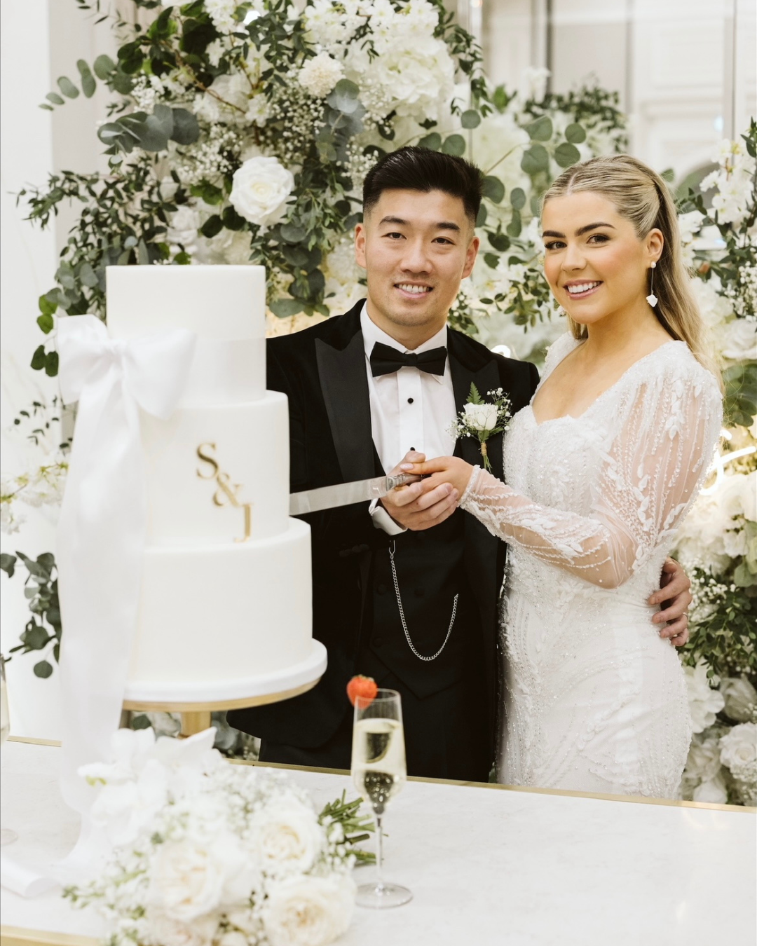 beautiful wedding cake design inspired by your story