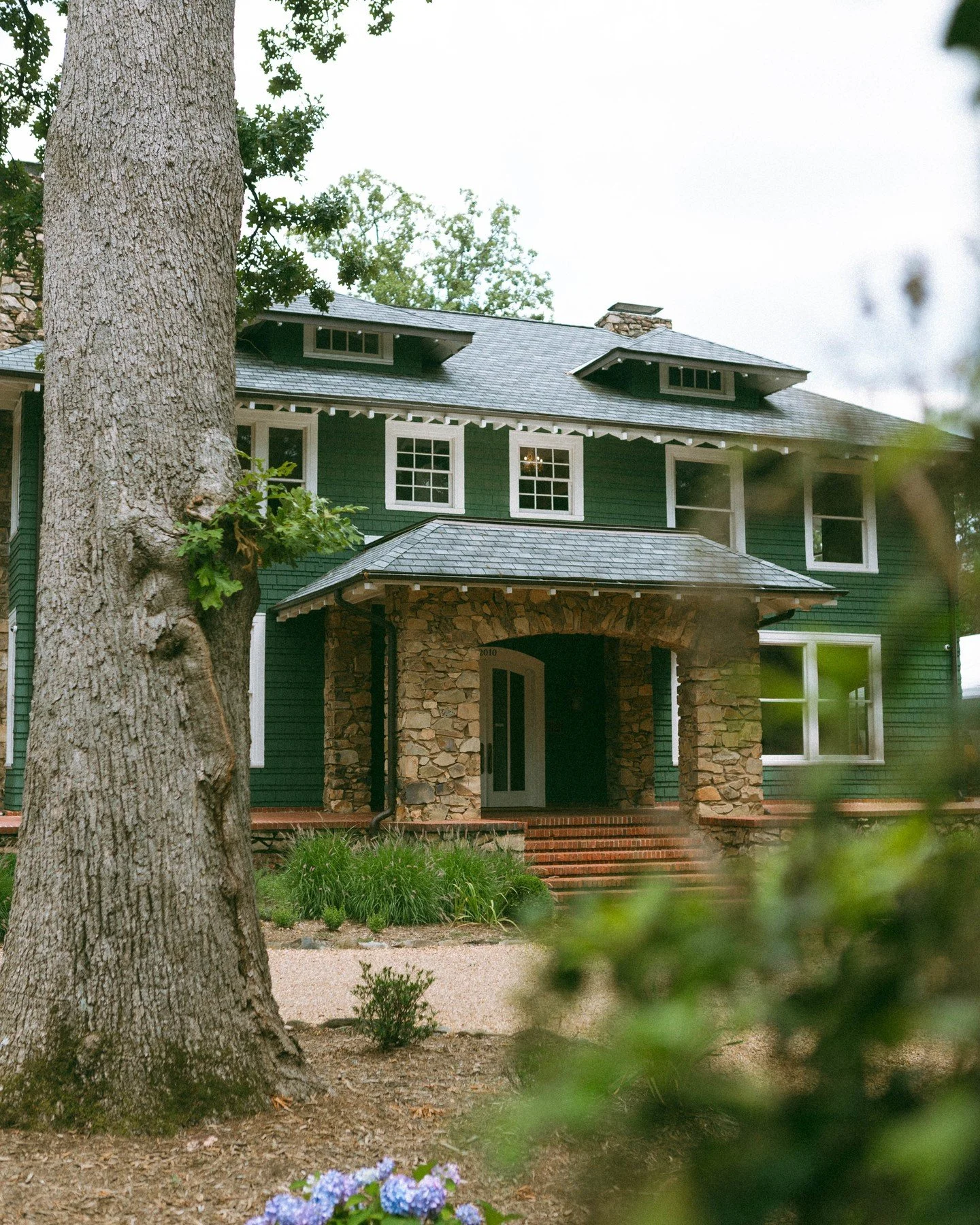 🌿Experience spring's vibrant beauty at the VanLandingham Estate—book a tour with us today!
-
Photography: @oliviaderocherphoto
-
#thevanlandinghamestate #VLE #historicvenue #charlottencvenue #weddingvenue #eventvenue #charlottenc #booktoday #c