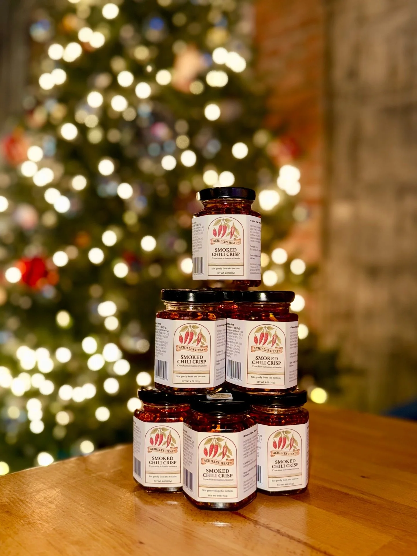 Forget what&rsquo;s under the tree, it&rsquo;s what&rsquo;s on the table that counts. 🌶✨
A little jar of warmth for every celebration ✨
Made in small batches in Brooklyn, Achilles Heat&reg; Smoked Chili Crisp layers slow smoked peppers, spice infuse
