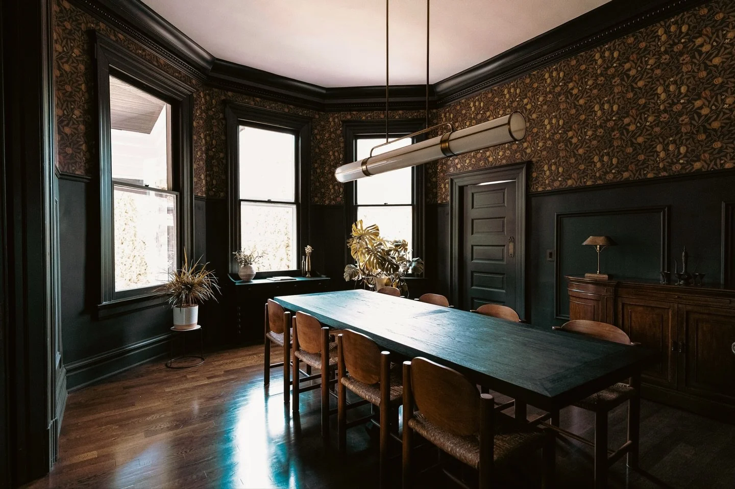 Reviving an interior to honor its historic architecture&hellip; you&rsquo;re definitely going to want to scroll for the before photo! (pt. 1)

Photography: @andreacothernphotography