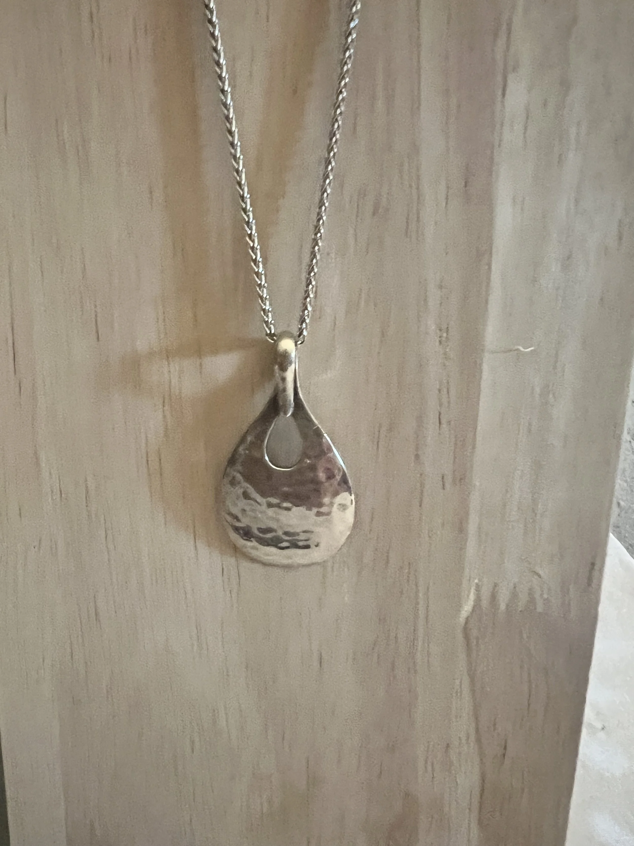 Retired James Avery .925 Sterling Silver Hammered Teardrop Pendant Necklace. Size: 18' Chain
