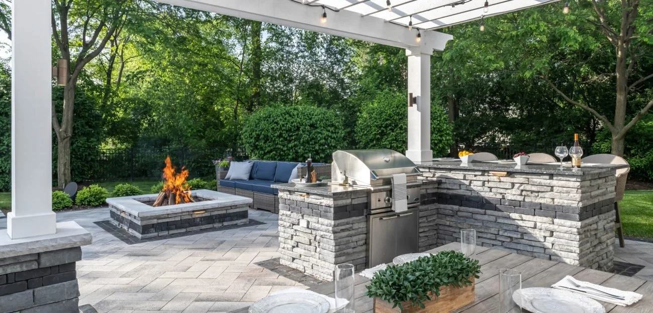 RIVERCREST-WALL-Outdoor-Kitchen-Hero-1300x624.jpg
