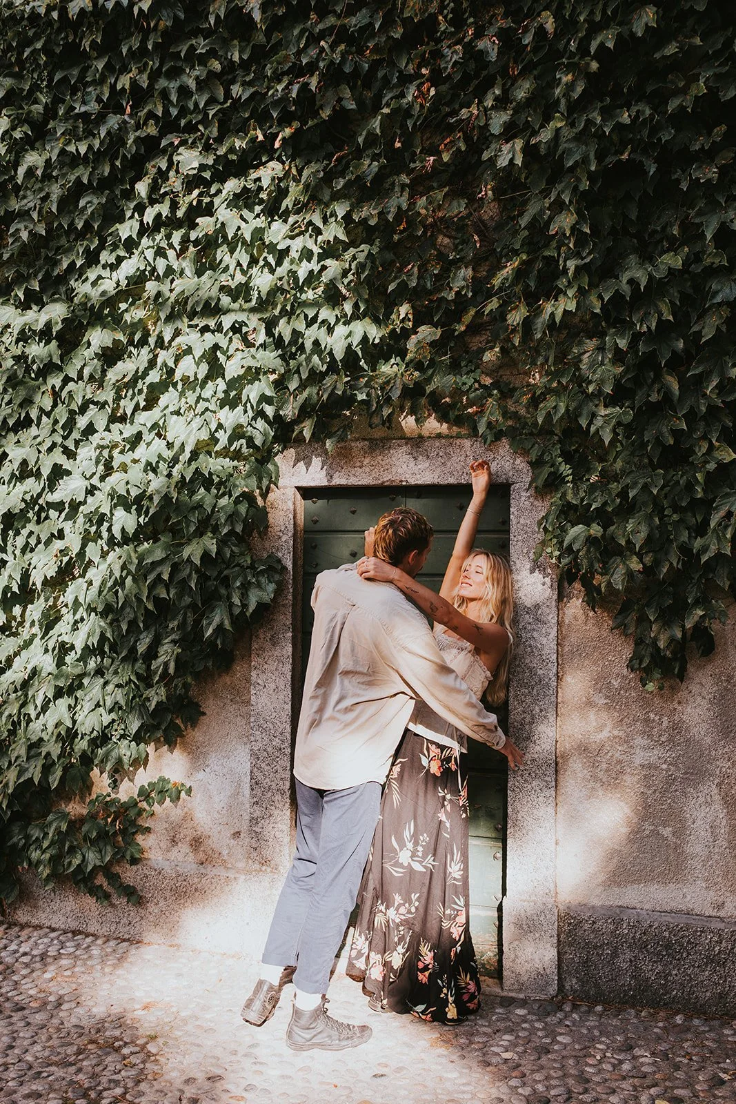 sunrise couples session in varenna, lake como couples session, lake como wedding photographer, lake como engagement photos, varenna wedding photographer, varenna engagement photos