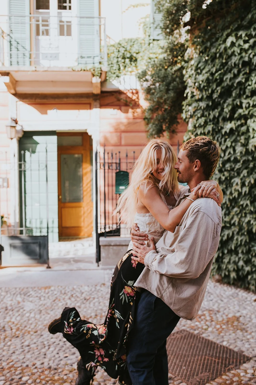sunrise couples session in varenna, lake como couples session, lake como wedding photographer, lake como engagement photos, varenna wedding photographer, varenna engagement photos