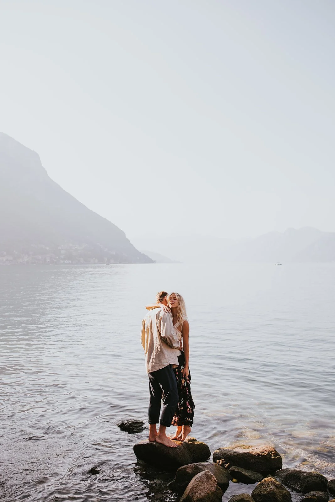 sunrise couples session in varenna, lake como couples session, lake como wedding photographer, lake como engagement photos, varenna wedding photographer, varenna engagement photos