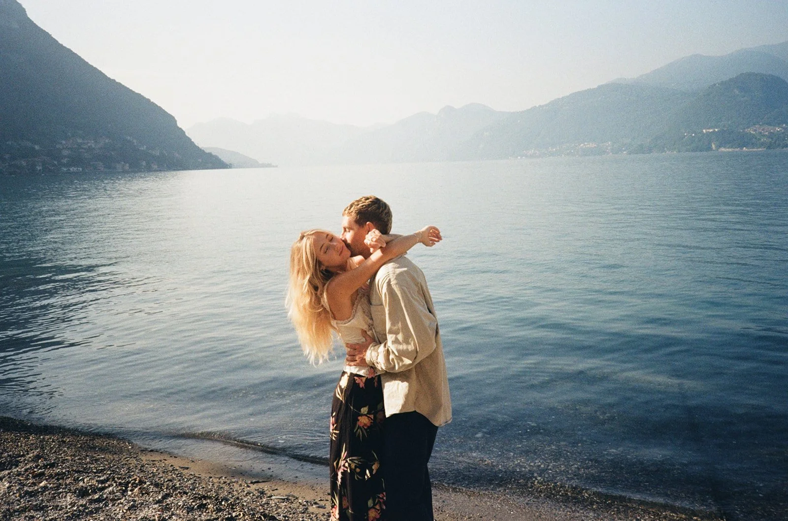 sunrise couples session in varenna, lake como couples session, lake como wedding photographer, lake como engagement photos, varenna wedding photographer, varenna engagement photos