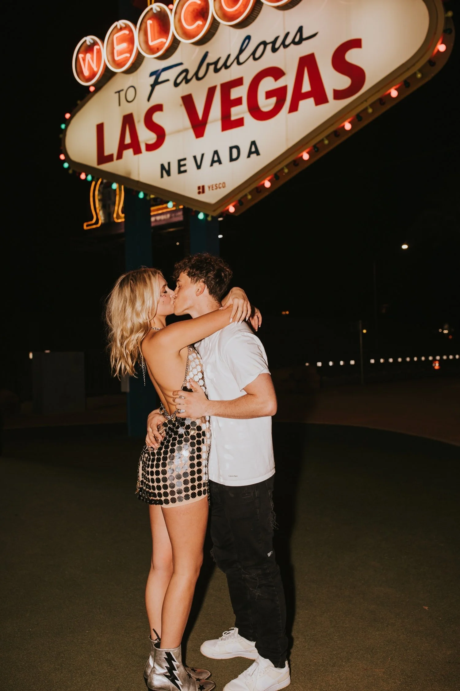 las vegas wedding photographer, las vegas wedding, welcome to las vegas sign, hudson valley wedding photographer, nevada wedding, vegas elopement, vegas, elopement photographer