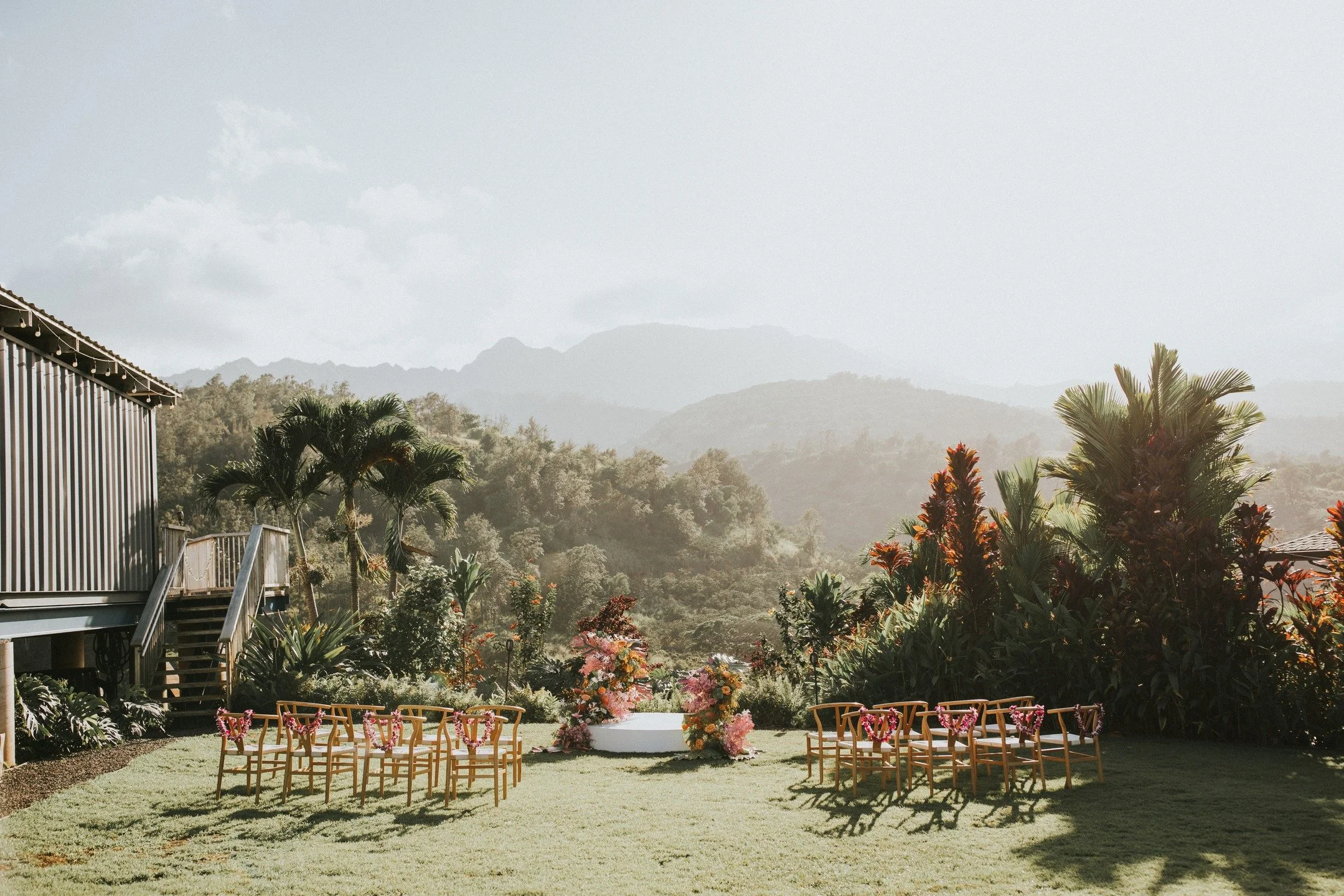 The ceremony setup of my dreamss. Take me back to the tropical bliss of Oahu ASAP. ✨