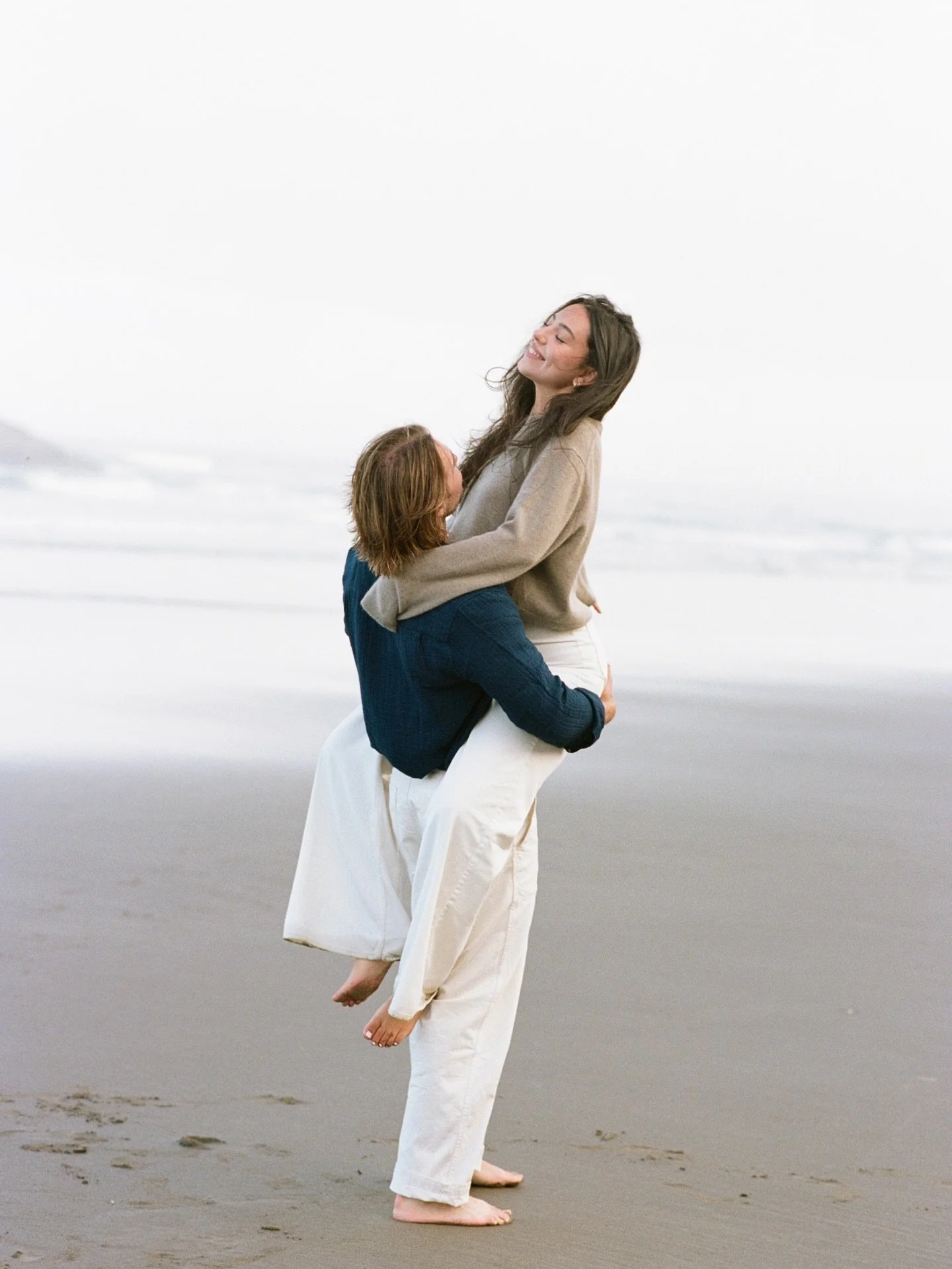 What I would give to be frolicking around on the beach rn instead of being cold in my house 🤣 I will forever keep posting blips of this shoot so sorry not sorry. Beach session of my dreamssss ✨

#pnwweddingphotographer #oregonweddingphotographer #hu