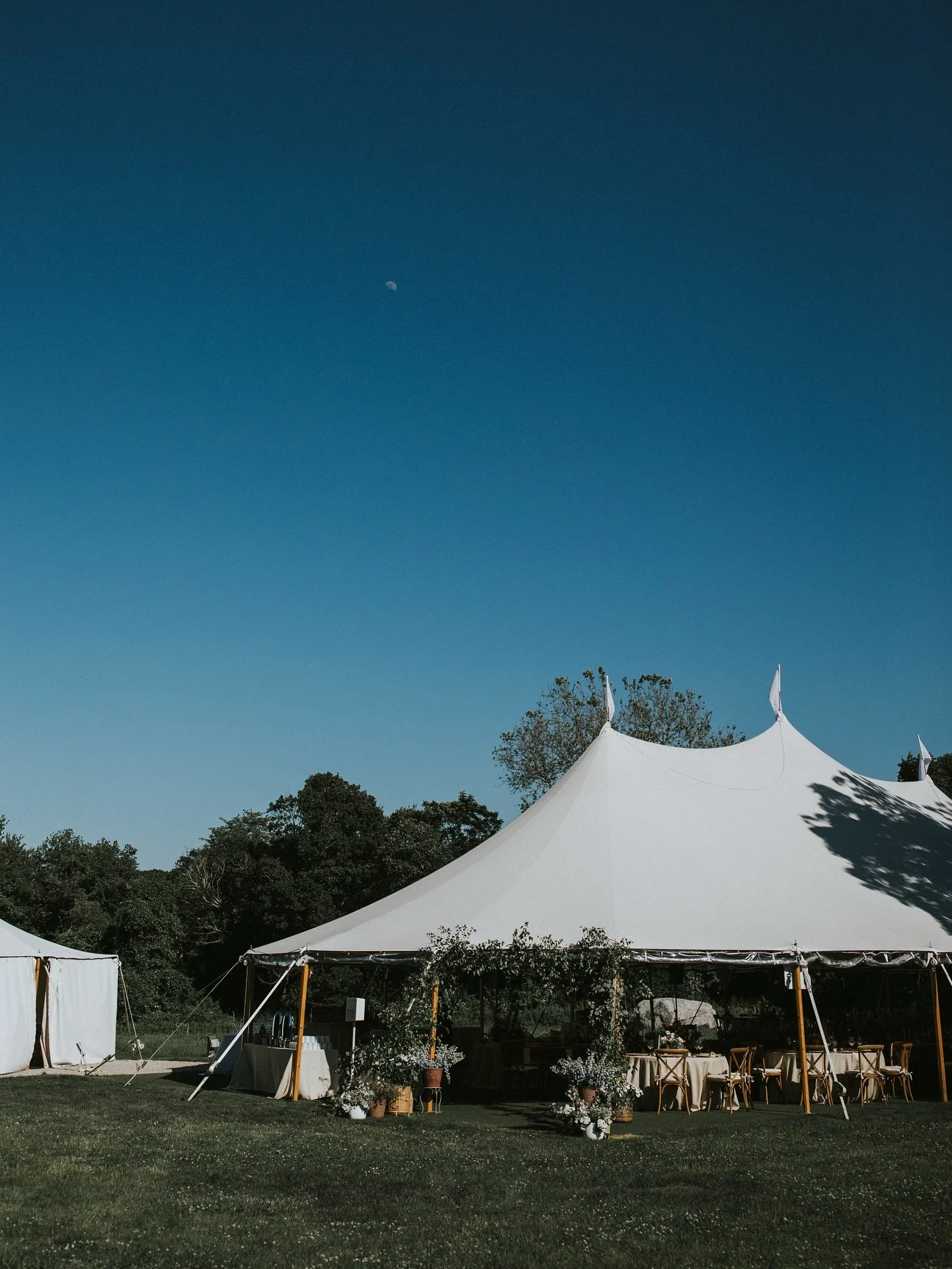 Really craving a summer wedding right about now ✨