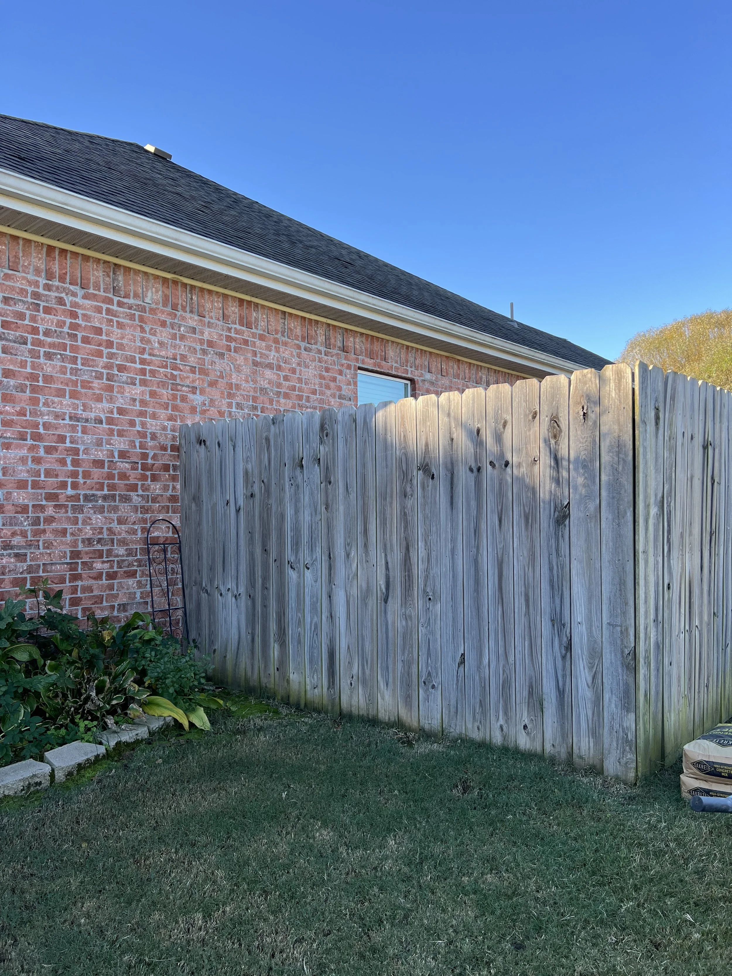 Before-shot of existing old fence