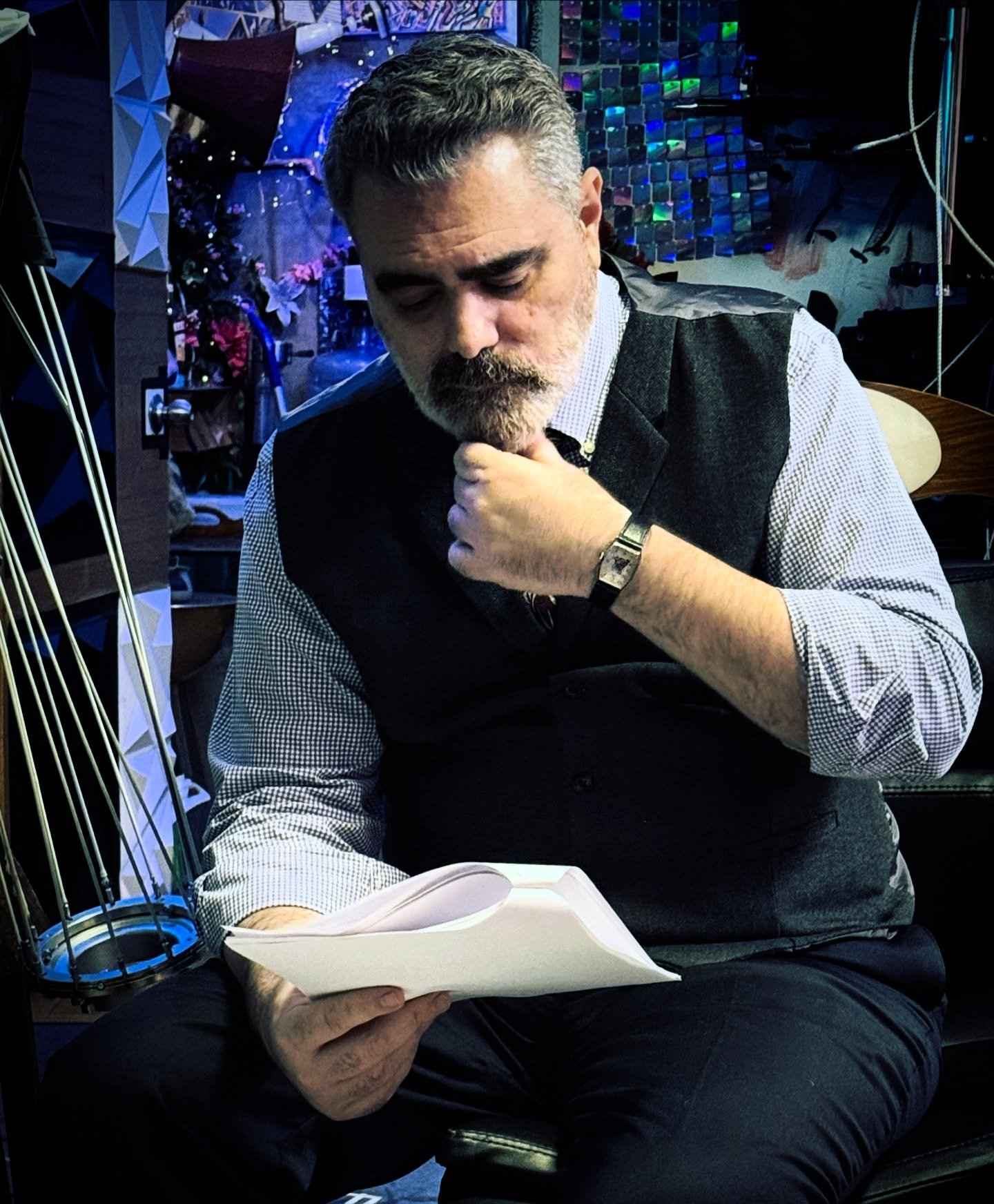 🎬 AN ACK-TOR PREPARES!!

Intrepid cast-member @anthonydevito caught in a candid moment studying a script for episodes 1-5 of Vex Voom In The 21st Century! (Or he could just be thinking about what he wants for lunch, it&rsquo;s impossible to know for
