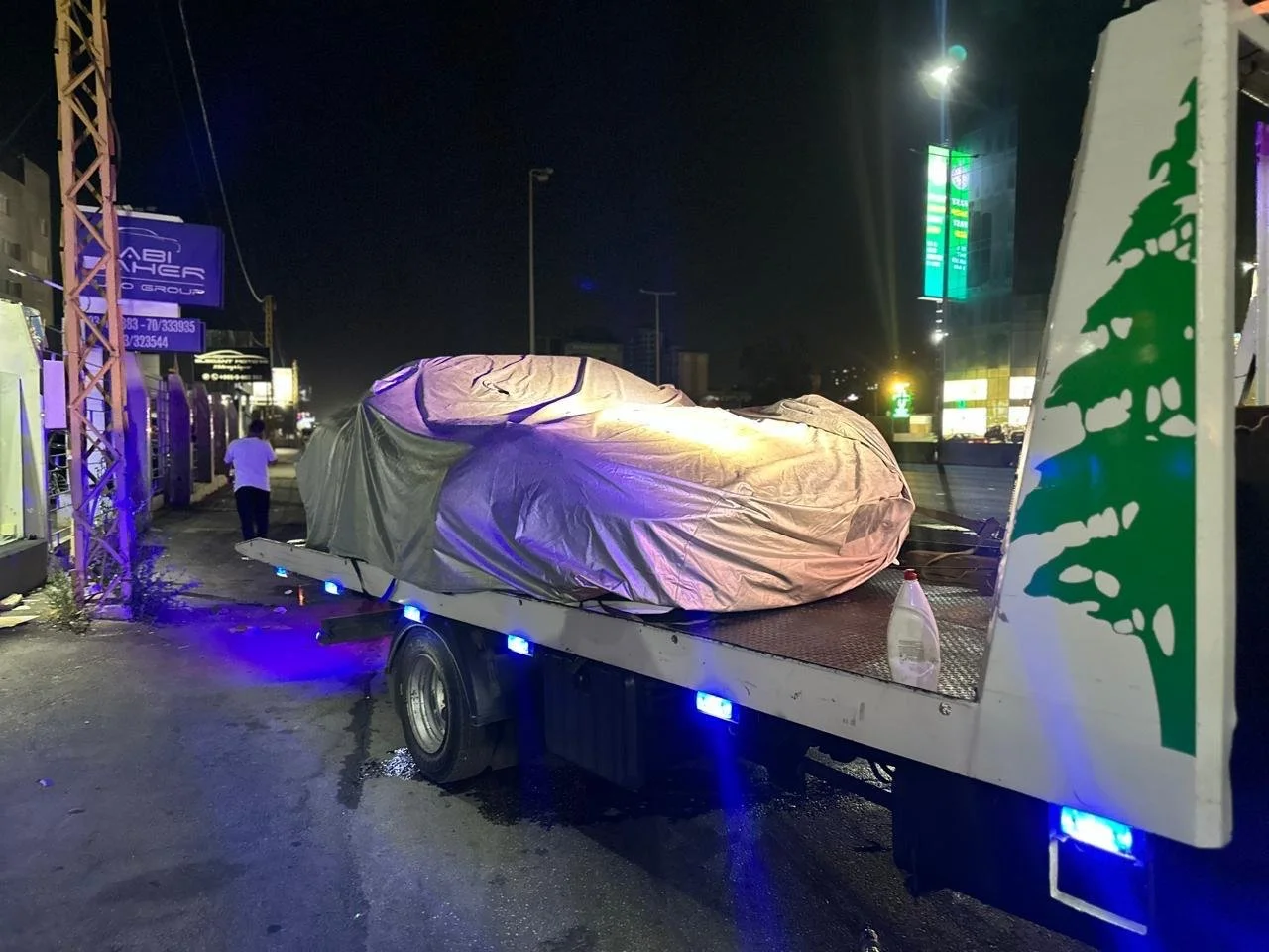 Flatbed tow truck in Lebanon transporting a car | بلاطة سيارات لبنان لنقل السيارات