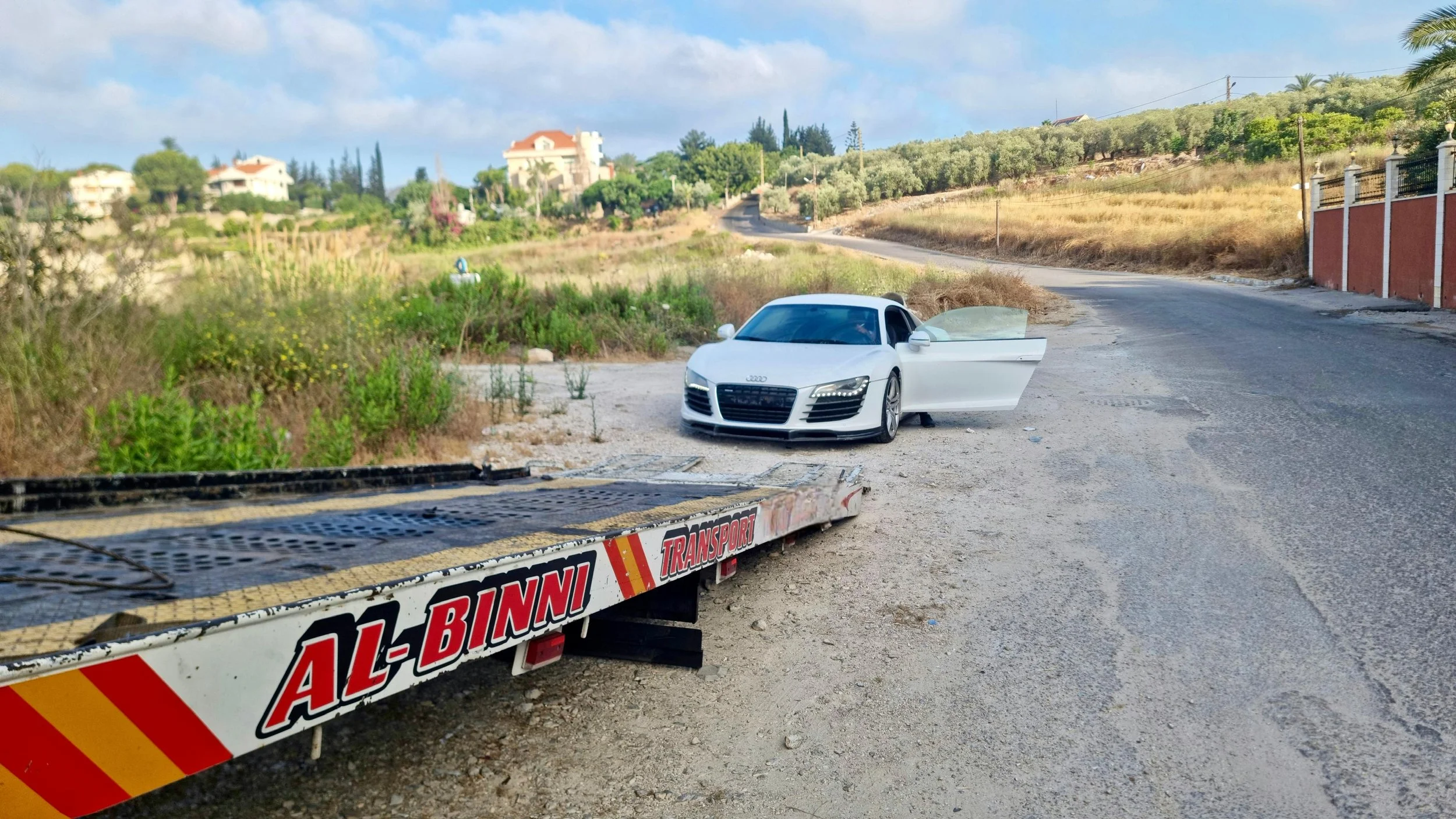 سطحة هيدروليك مجهزة لنقل السيارات الحديثة