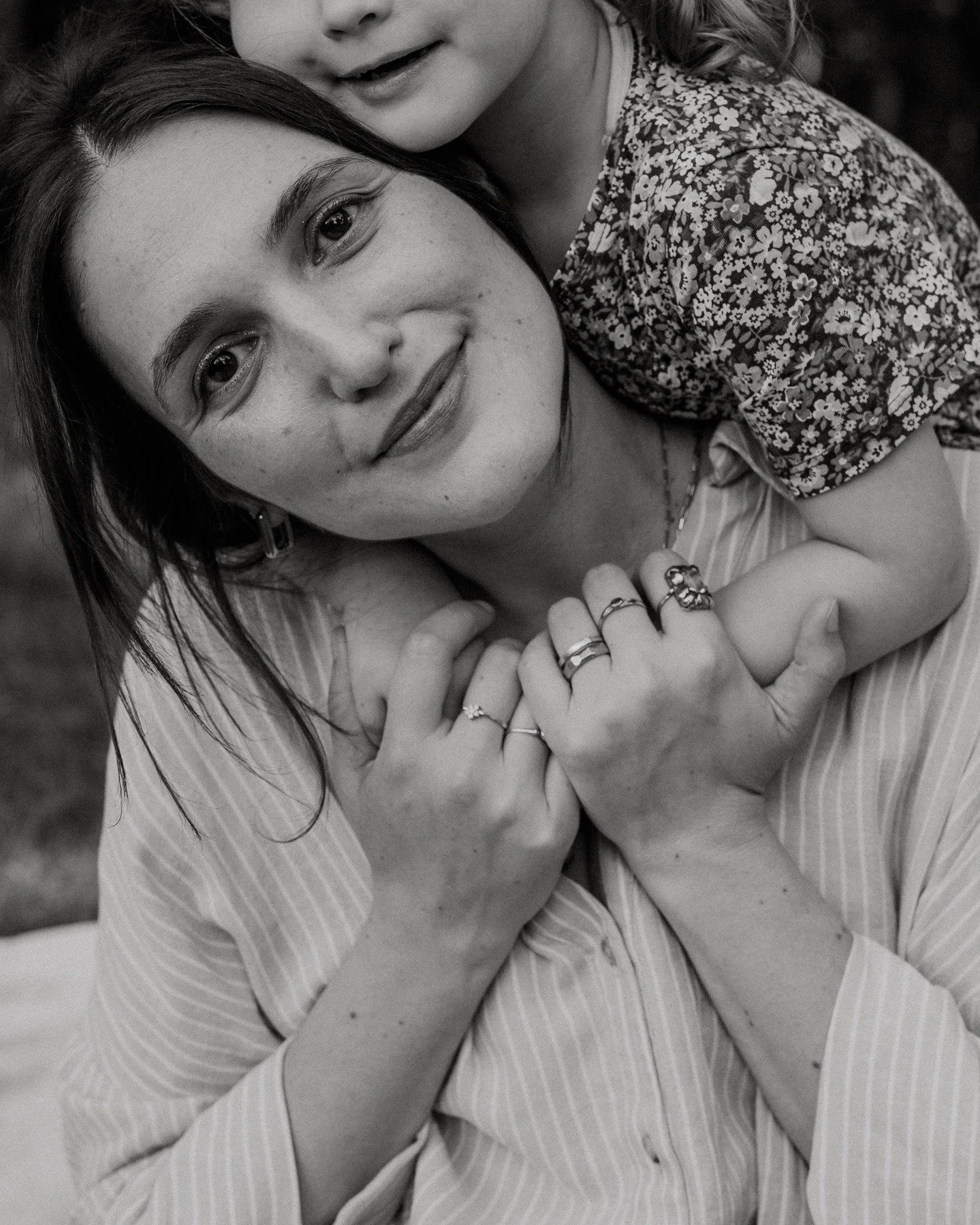 Mirja &amp; Schmittchen I Mutter &amp; Tochter Portrait 🦋

#motherhoodphotography #mutterschaftsfotografie #mutterkindportrait #familienfotografinsaarland #familienfotografiesaarland #fotografinsaarland