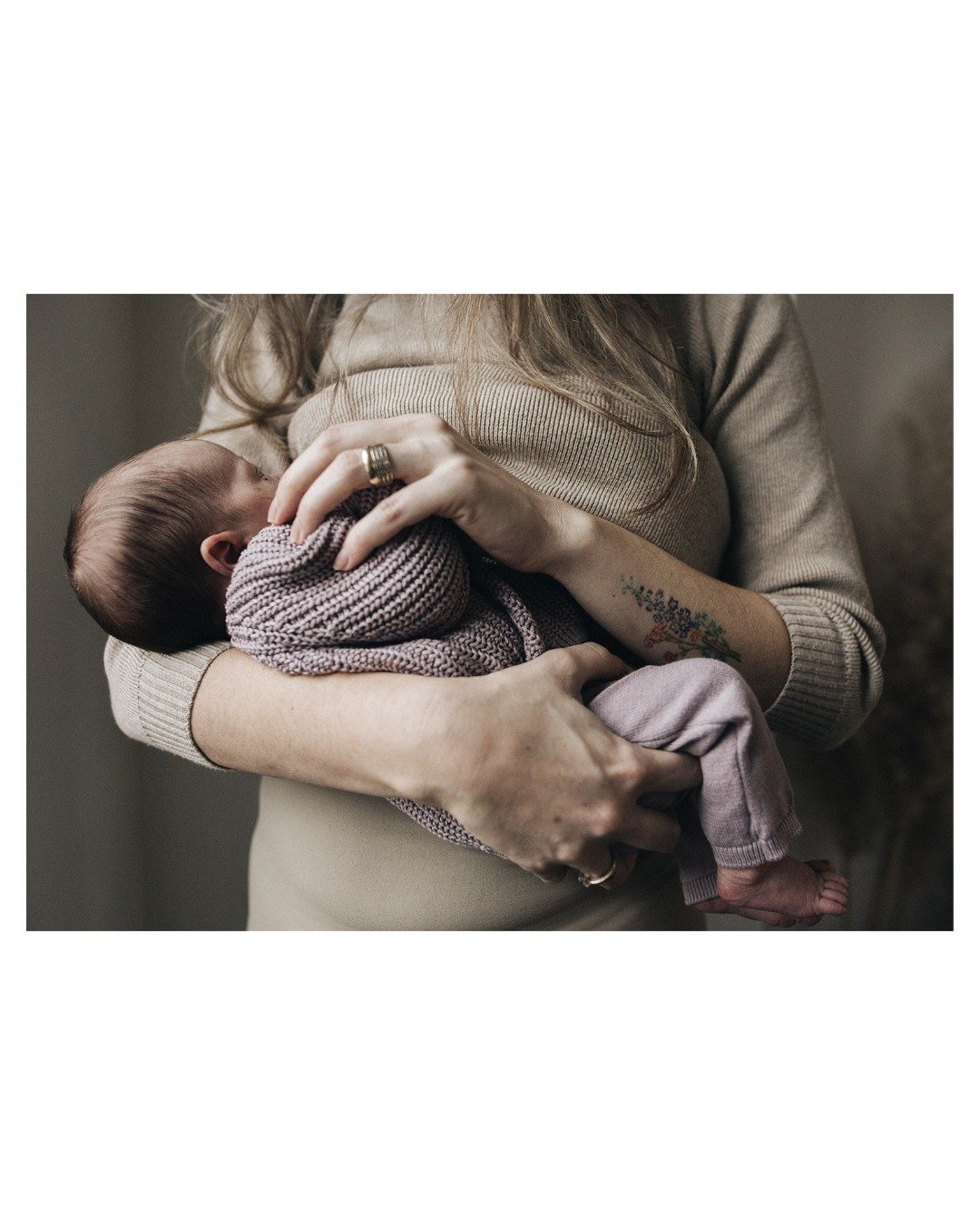 Im November 2022 durfte ich Anne und ihre Familie in Rheinland Pfalz besuchen und die ersten Tage ihrer dritten Tochter festhalten.

Ich liebe es, w&auml;hrend des Shootings in andere Welten einzutauchen und die vielen verschiedenen Facetten des Fami