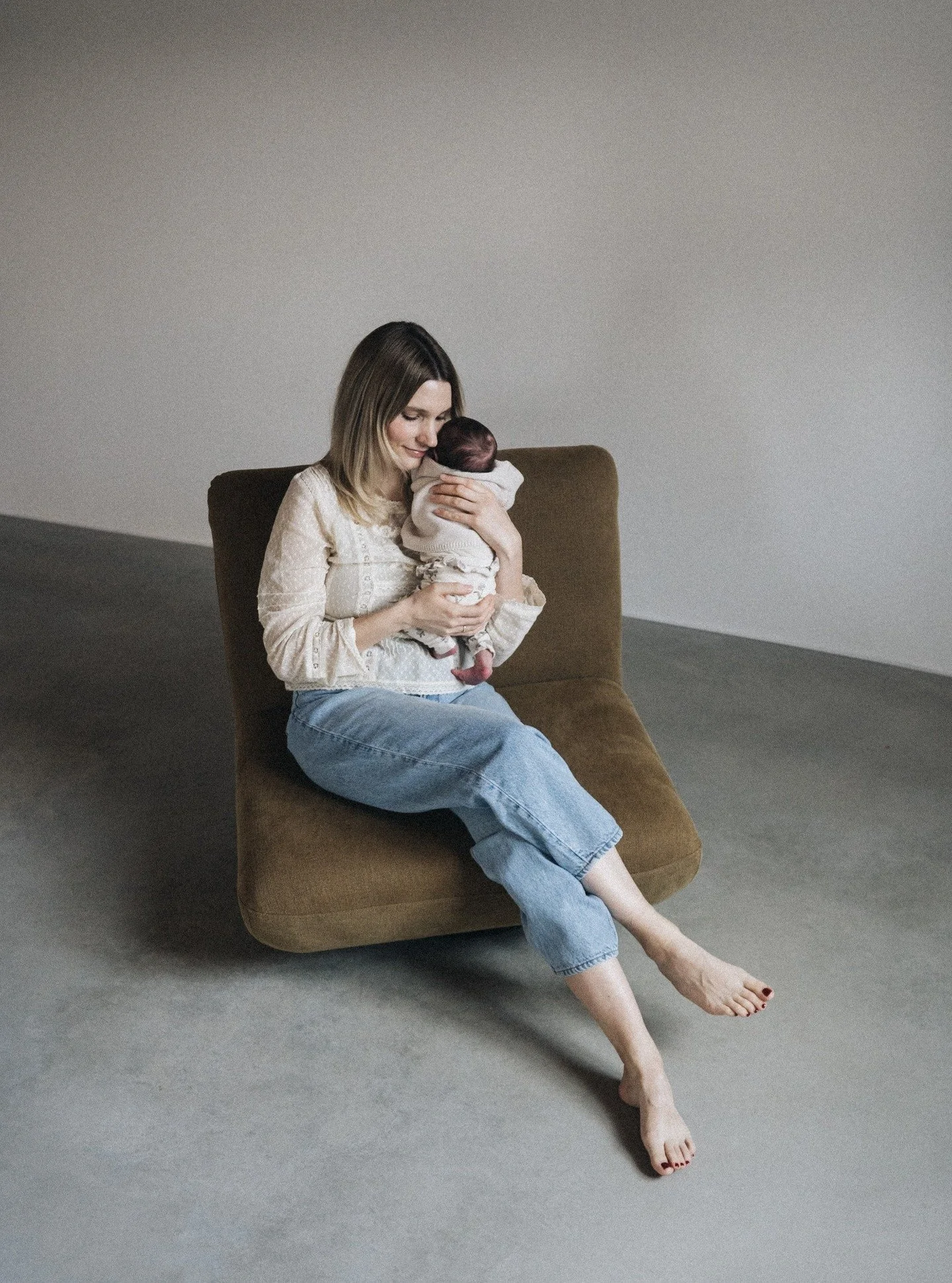 Im Mai habe ich Laura und ihre kleine Familie bei meinen Mutter &amp; Kind Shootings kennengelernt. Einige Monate sp&auml;ter folgten ein Babybauch- und Neugeborenen Shooting im Studio und ich bin sehr dankbar, dass ich die Familie beim Wachsen begle