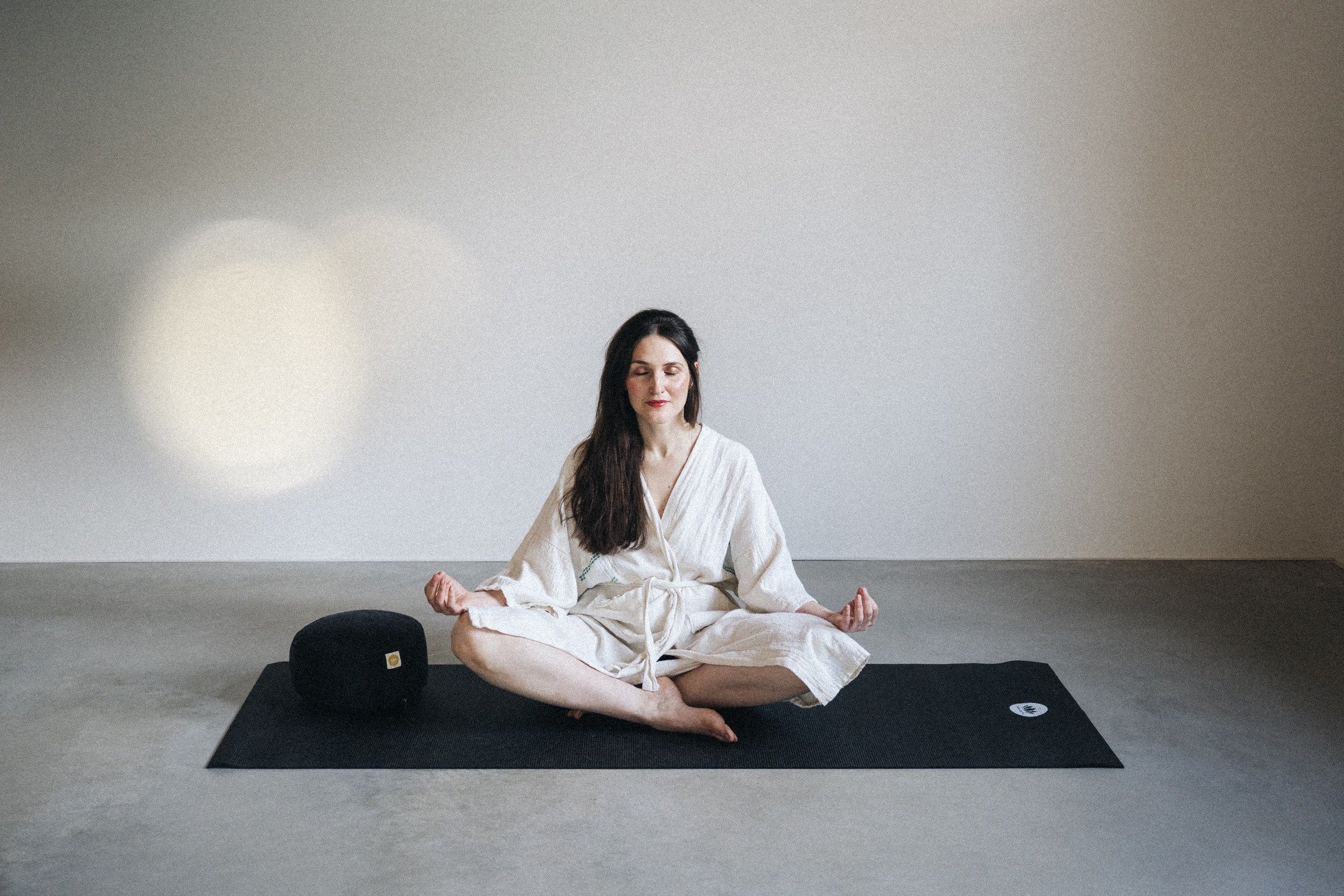 Yoga Portraits mit Mirja im Studio 💫

#fotografinsaarland #tageslichtstudiosaarland #mietstudiosaarland

Brandingshooting
Brandingfotografie
Portraitshooting
Tageslichtstudio
Saarland