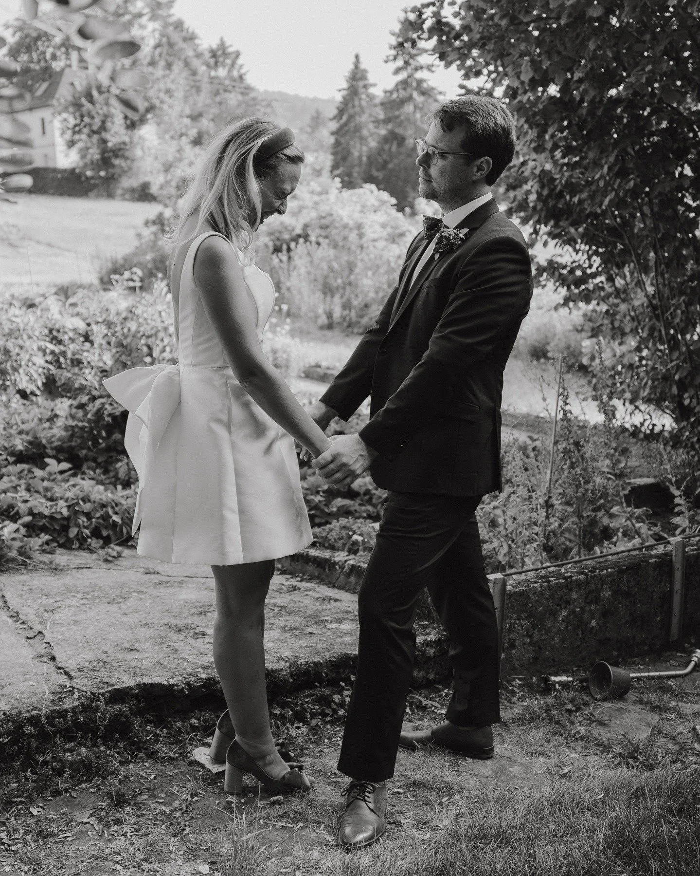 Abschluss einer Sommerhochzeit im Gem&uuml;segarten. 💫

Marisa &amp; Johannes , 2025 🦋

#Hochzeitsreportage #hochzeitsfotografie #sommerhochzeit #hochzeitsfotografin