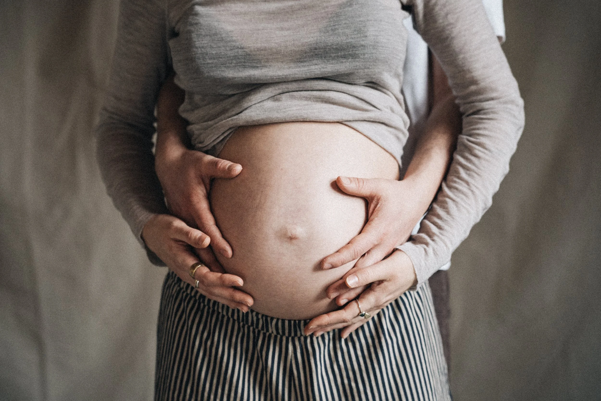 Babybauch Shooting mit Aline im Tageslichtstudio bei Michelle Chirico, Familienfotografin Saarland
