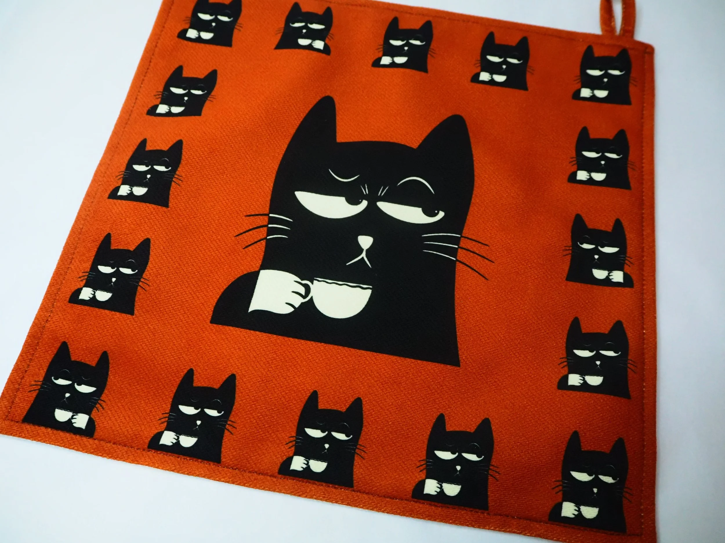 “Kuro’s Coffee Break” – Heat-Resistant Table Mat