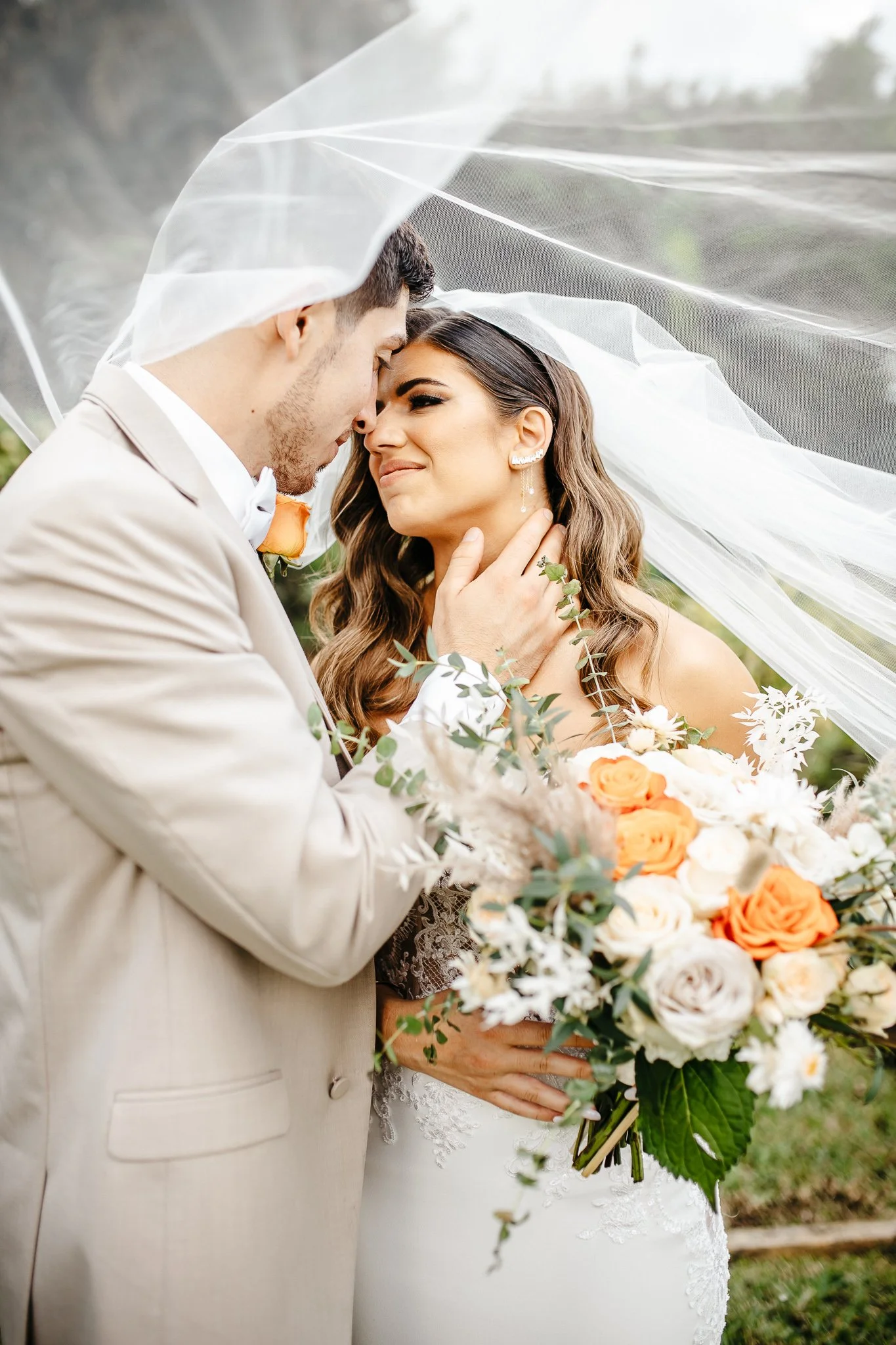 5 Captivating Wedding Photos That Showcase the Timeless Elegance of Wearing a Veil