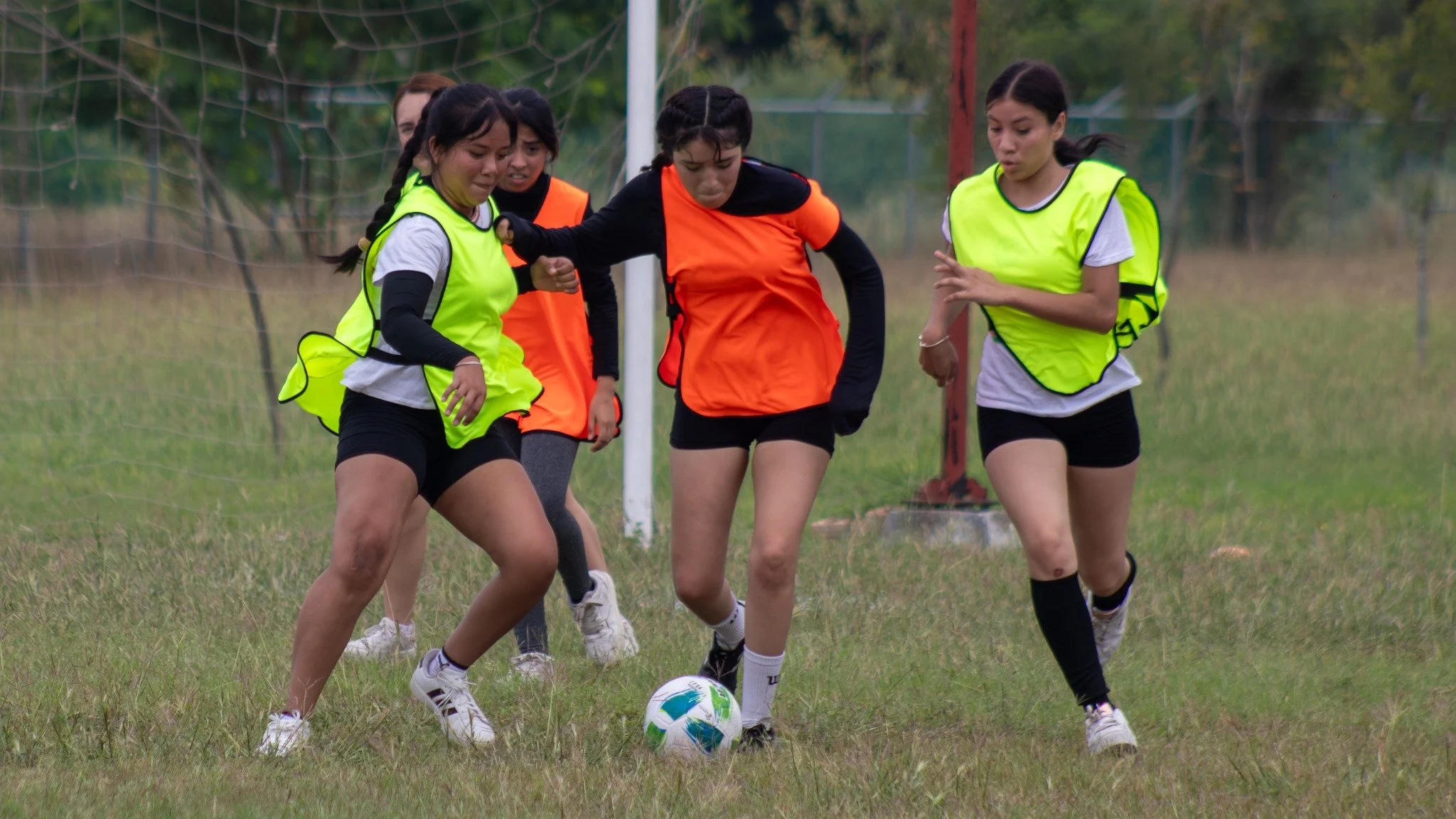¡Así se vive el espíritu deportivo en la Universidad Tecnológica de Cadereyta! 🧡 Fue una jornada llena de energía, compañerismo y pasión por el fútbol, donde nuestros estudiantes dieron su m&aac