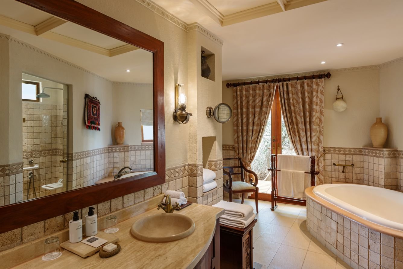 lc-dxbam-accessible-bathroom-19484-Classic-Hor.jpeg
