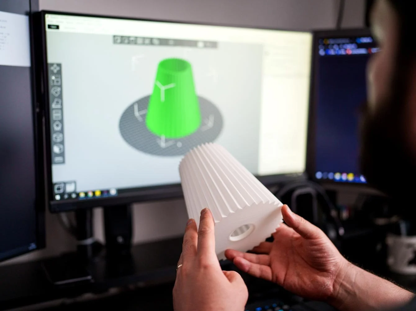 Suunnittelija mallintamassa 3D esinettä. 