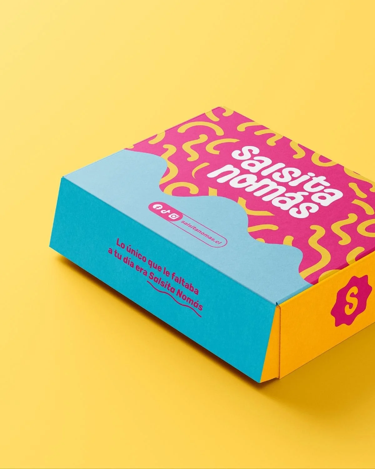Colorful box with pink, yellow, blue, and orange design. The text on the box says "Salsita Nomás" and "Lo único que le faltaba a tu día era Salsita Nomás".