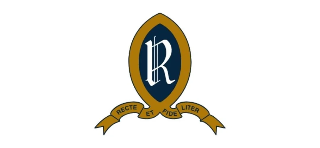 A seal with a blue shield and gold border featuring a stylized letter 'R' in white. Below the shield is a gold ribbon with Latin text 'Recte et Fide Litter'.