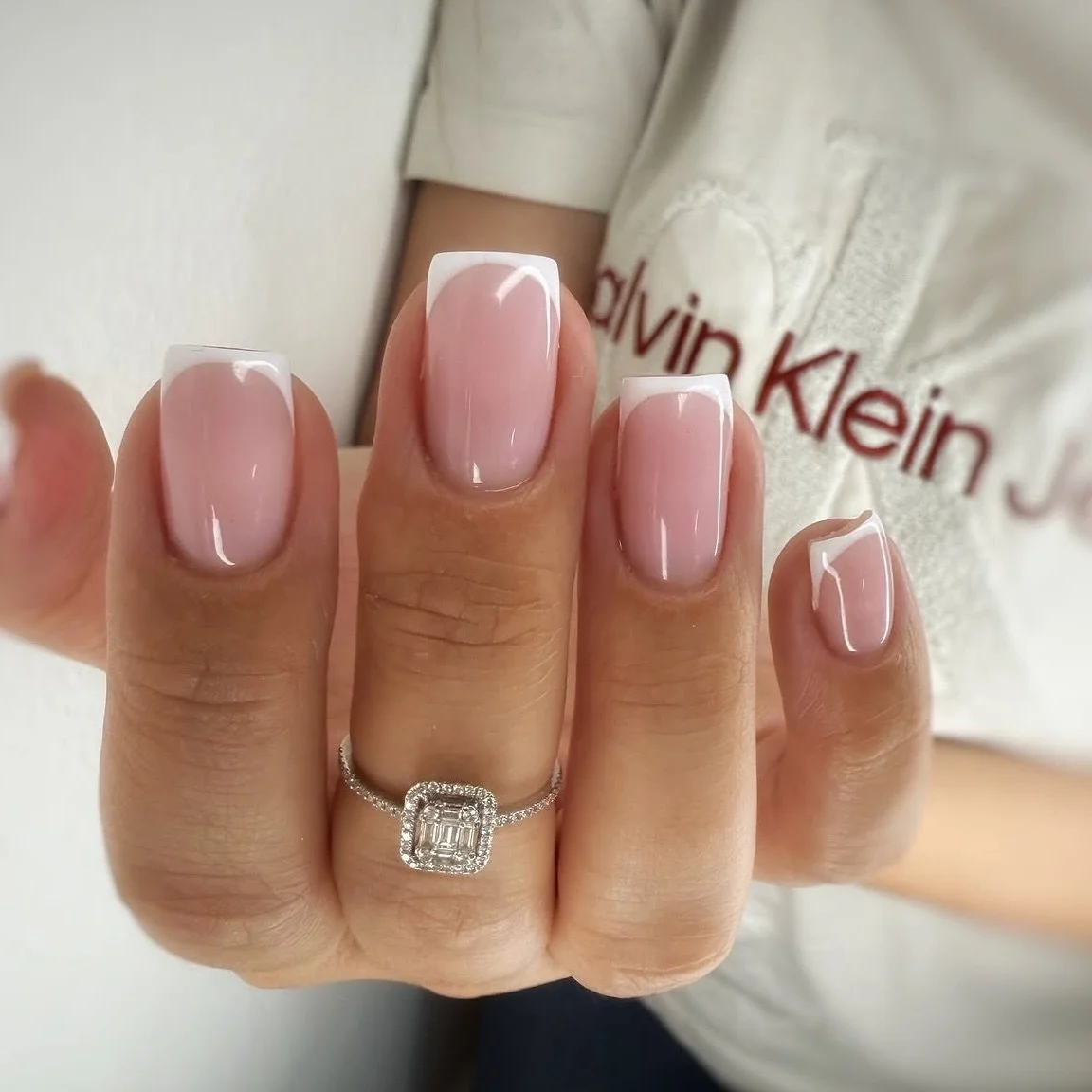 🤍 French &ndash; ein Klassiker, der niemals aus der Mode kommt

Zarte Basis, feine wei&szlig;e Linie, perfekte Proportionen.
Eine Manik&uuml;re, die Stil ausstrahlt &ndash; ganz ohne Worte.

French bedeutet Reinheit, Eleganz und Selbstbewusstsein in