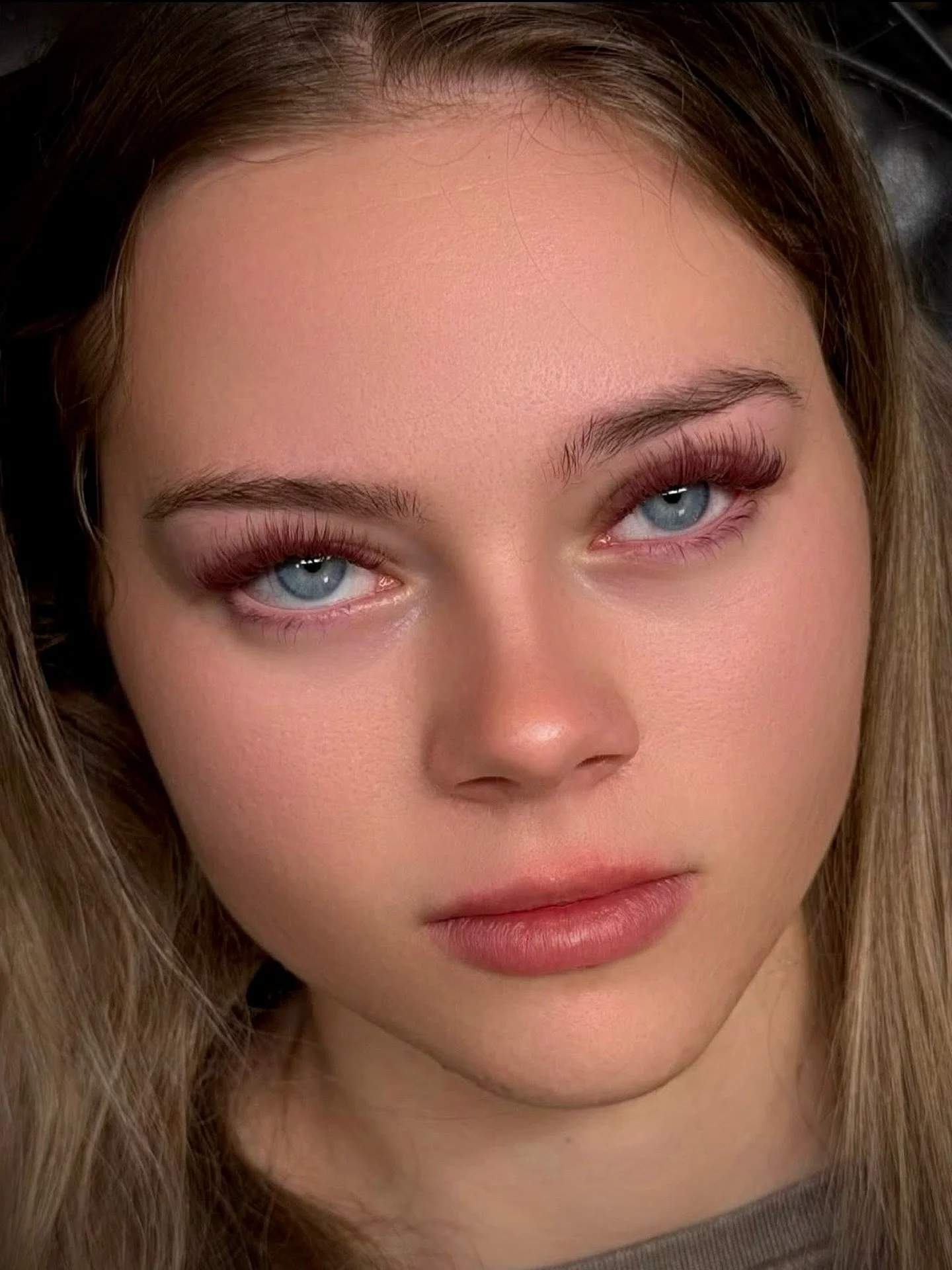 ✨ Burgunder Wimpern &ndash; Sanftes Drama, zeitlose Eleganz ✨

Burgunderfarbene Wimpern sind die perfekte Wahl f&uuml;r alle, die Selbstbewusstsein mit feiner Raffinesse zeigen m&ouml;chten.
Dieser warme, tiefrote Ton betont gr&uuml;ne, haselnussbrau