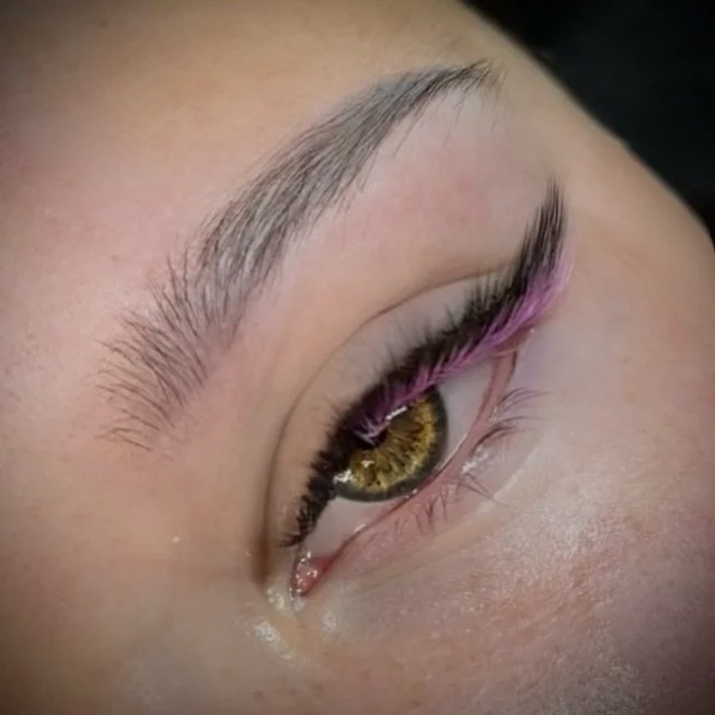 ✨ Leichte, elegante Wimpernverl&auml;ngerung mit rosa Akzent ✨
⠀
Die perfekte Balance zwischen klassischem Stil und einem Hauch von Farbe.
Die schwarze Basis betont die Tiefe des Blicks, w&auml;hrend die rosa Wimpern Leichtigkeit und Weiblichkeit ver