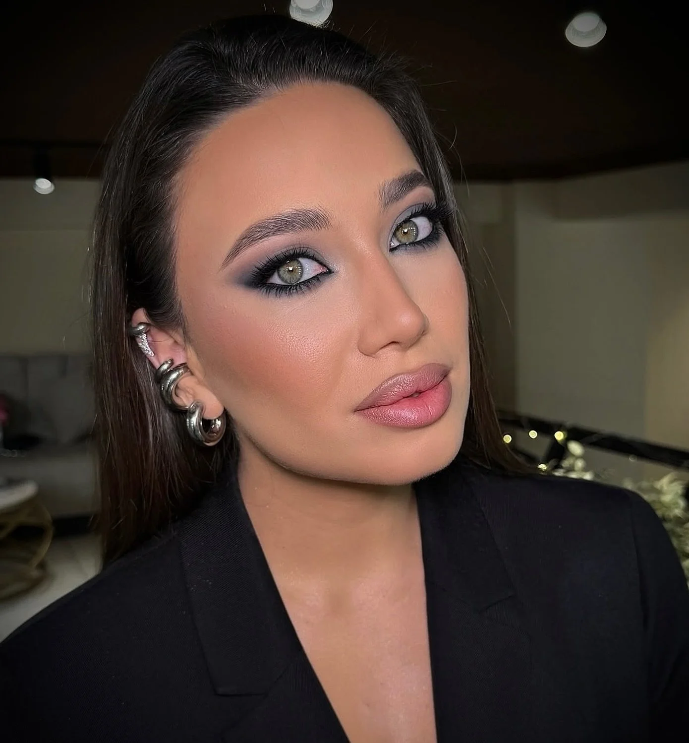 ✨ Smoky eyes &mdash; where mystery meets elegance ✨
Soft diffusion, sculpted shadows, and a gaze that speaks without words.
Perfect balance between strength and sensuality &mdash; timeless, cinematic, unforgettable.
Created at ZH Beauty Studio Z&uuml