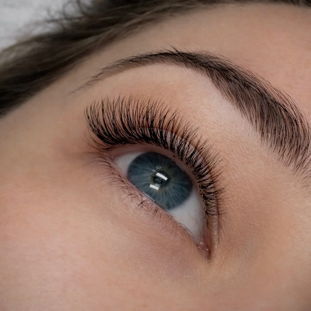 🇩🇪 Sollten Ihre Wimpernverl&auml;ngerungen nicht gleichzeitig erschwinglicher und zeitsparender sein? ⏰💸 Wir finden: doch.

Wir freuen uns, Ihnen unseren neuen Express Volume Effekt vorzustellen, der f&uuml;r alle entwickelt wurde, die Komfort, &A