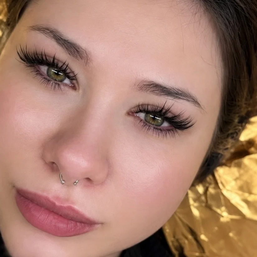 🪼Medusa Lashes ✨

Inspiriert von Anime-Charakteren sorgen Medusa Lashes f&uuml;r gro&szlig;e, ausdrucksstarke Augen und einen faszinierenden Blick.

Lange Spitzen, markante Texturen und ein auff&auml;lliges Volumen machen diesen Look zu einem der an