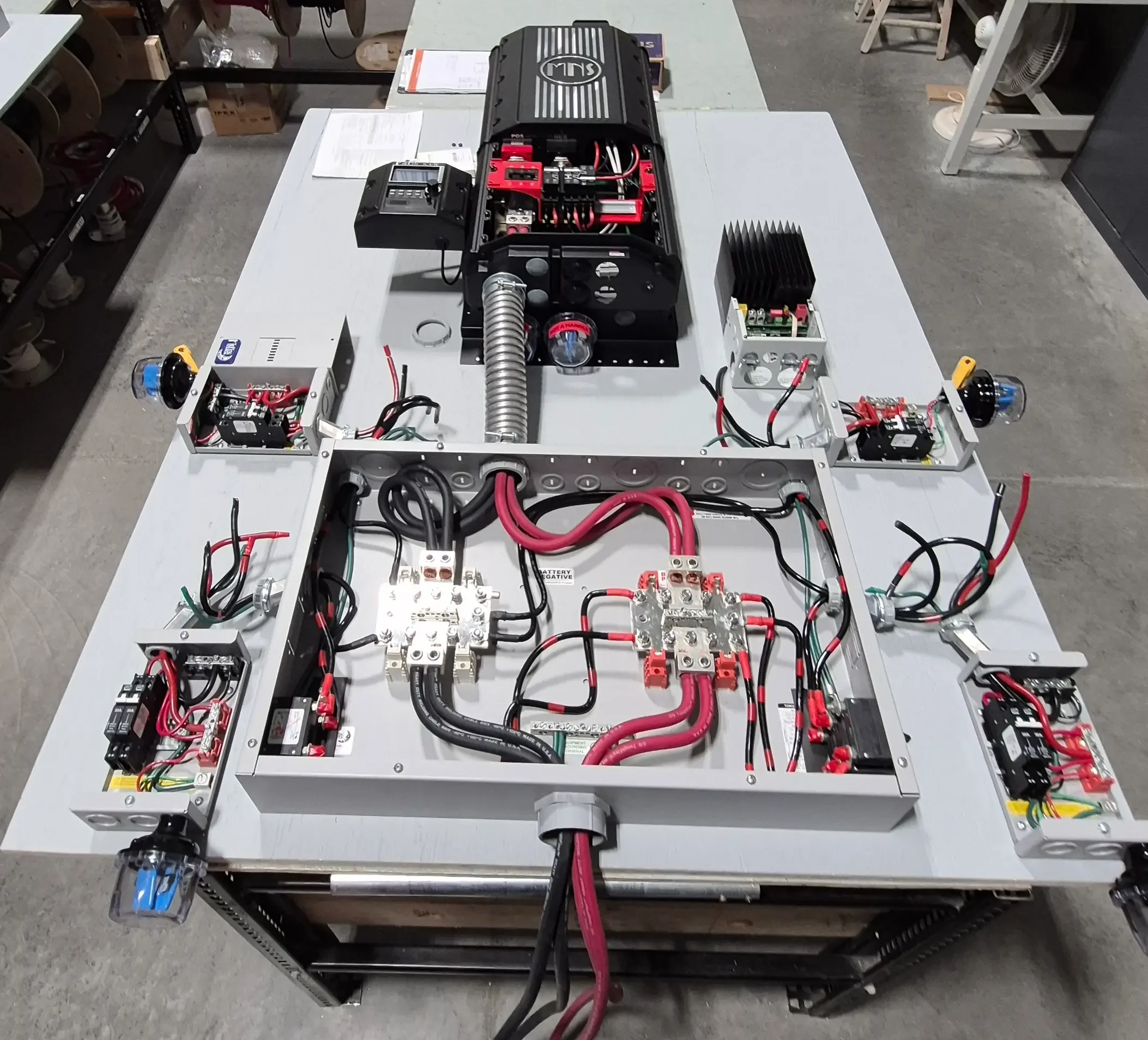 Assemblage de système pré-assemblés avec onduleur 7000W Rosie de Midnite Solar