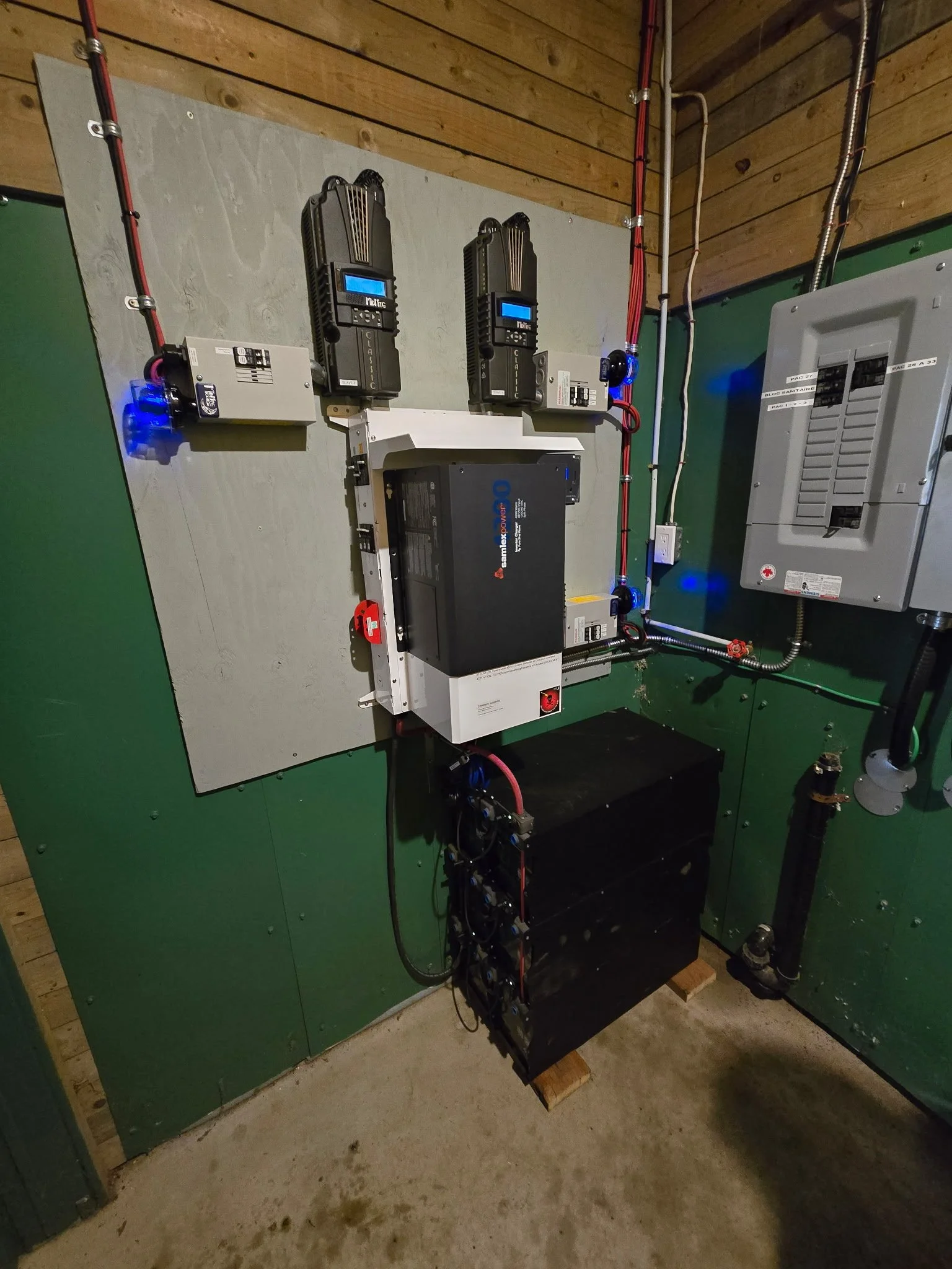 Complete off-grid solar installation with inverter and batteries