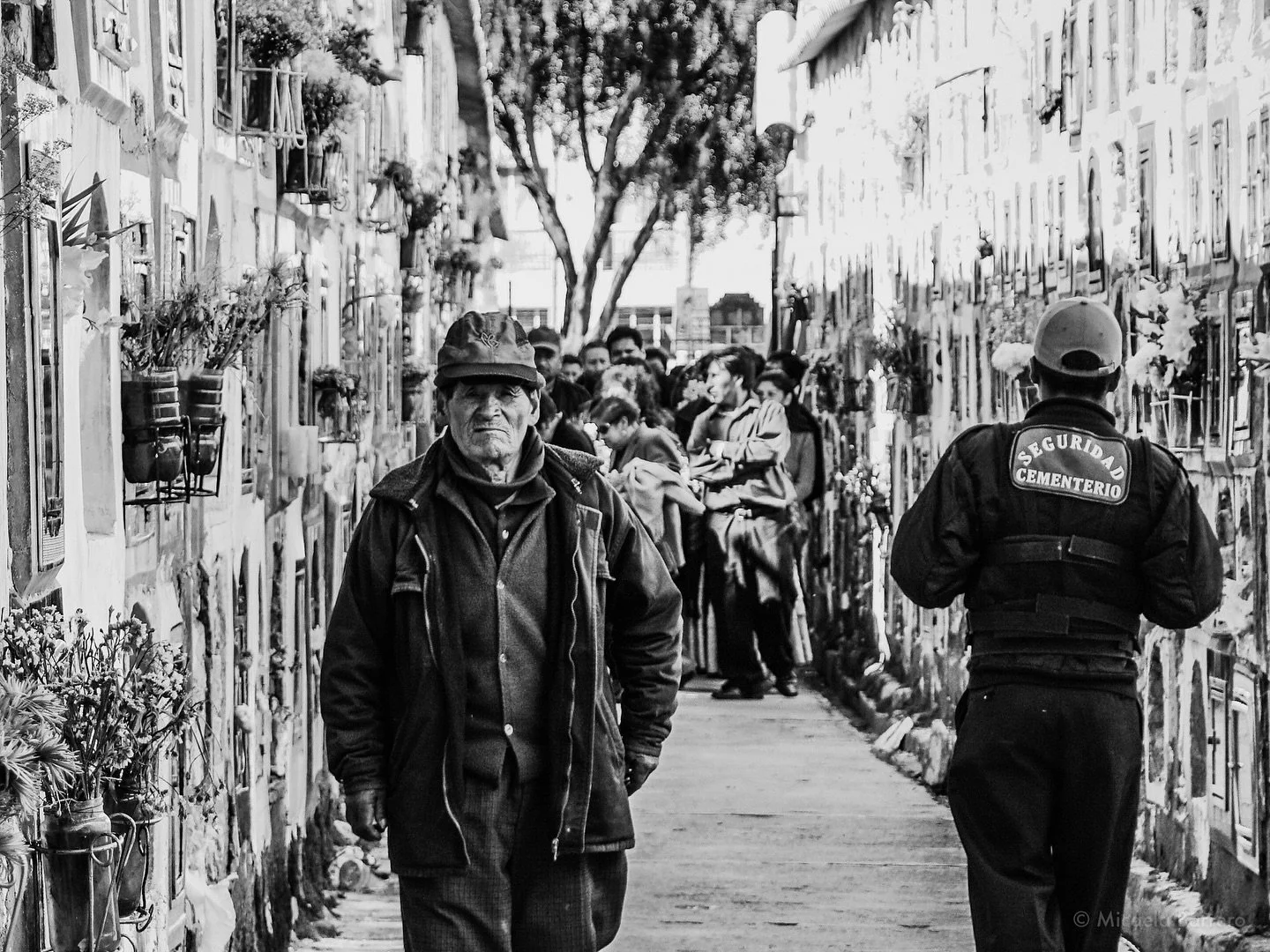 Cementerio General. La Paz, Bolivia. 2009
.
.
.
.
.
#bnw #lapaz #lapazbolivia #lapazcity #lapazciudaddelcielo #lapazenblancoynegro #blancoynegro #blackandwhite #blackandwhitephotography #monochronephotography #monochrome #photojournalism #streetphoto