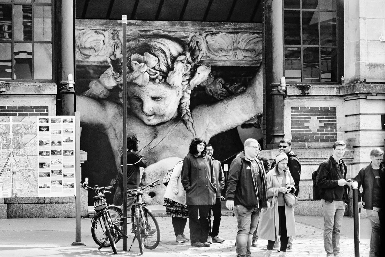 Exploring the vibrant streets of Paris. The juxtaposition of the detailed, artwork with the modern hustle of city life creates a unique urban atmosphere in monochromatic.
.
.
.
.
.
#paris #france #street #streetphotography #streetphoto photoinblackan