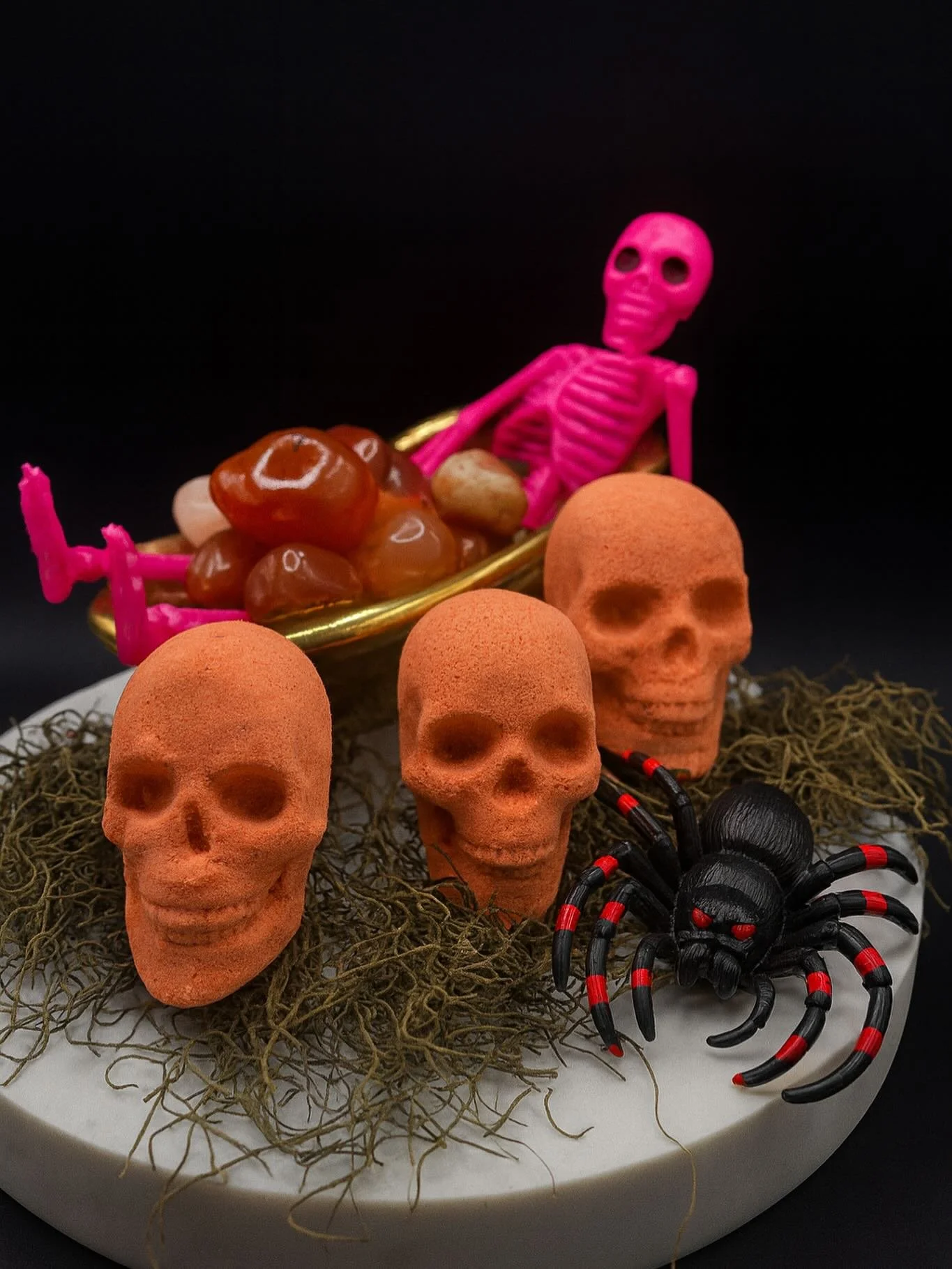 Let your old bones have a spooky soak and rest ( in peace). #halloween #bathbombs #showermelts #planetarymagick #skeleton #clawfootbathtub