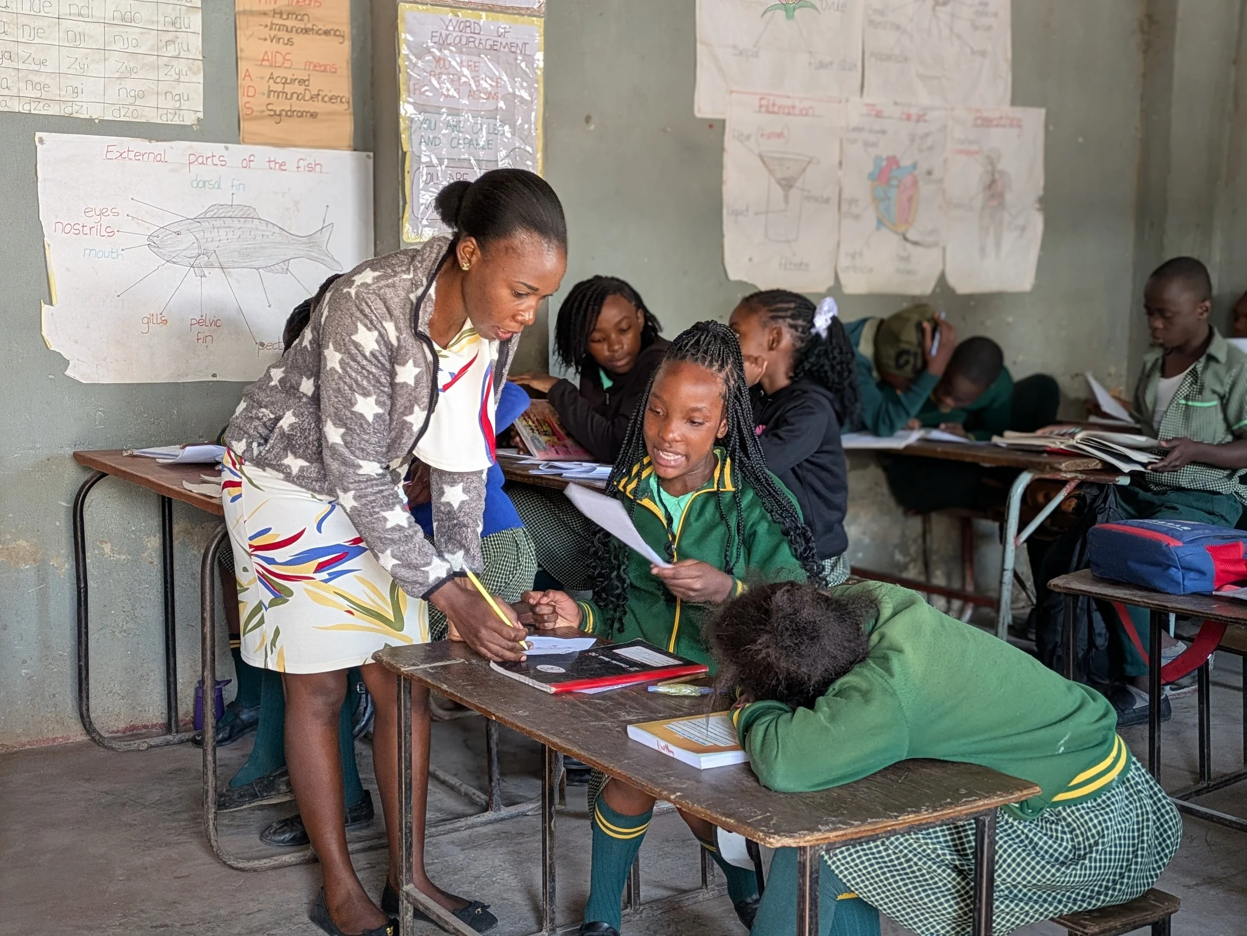 Amlucky helps a students understand a question
